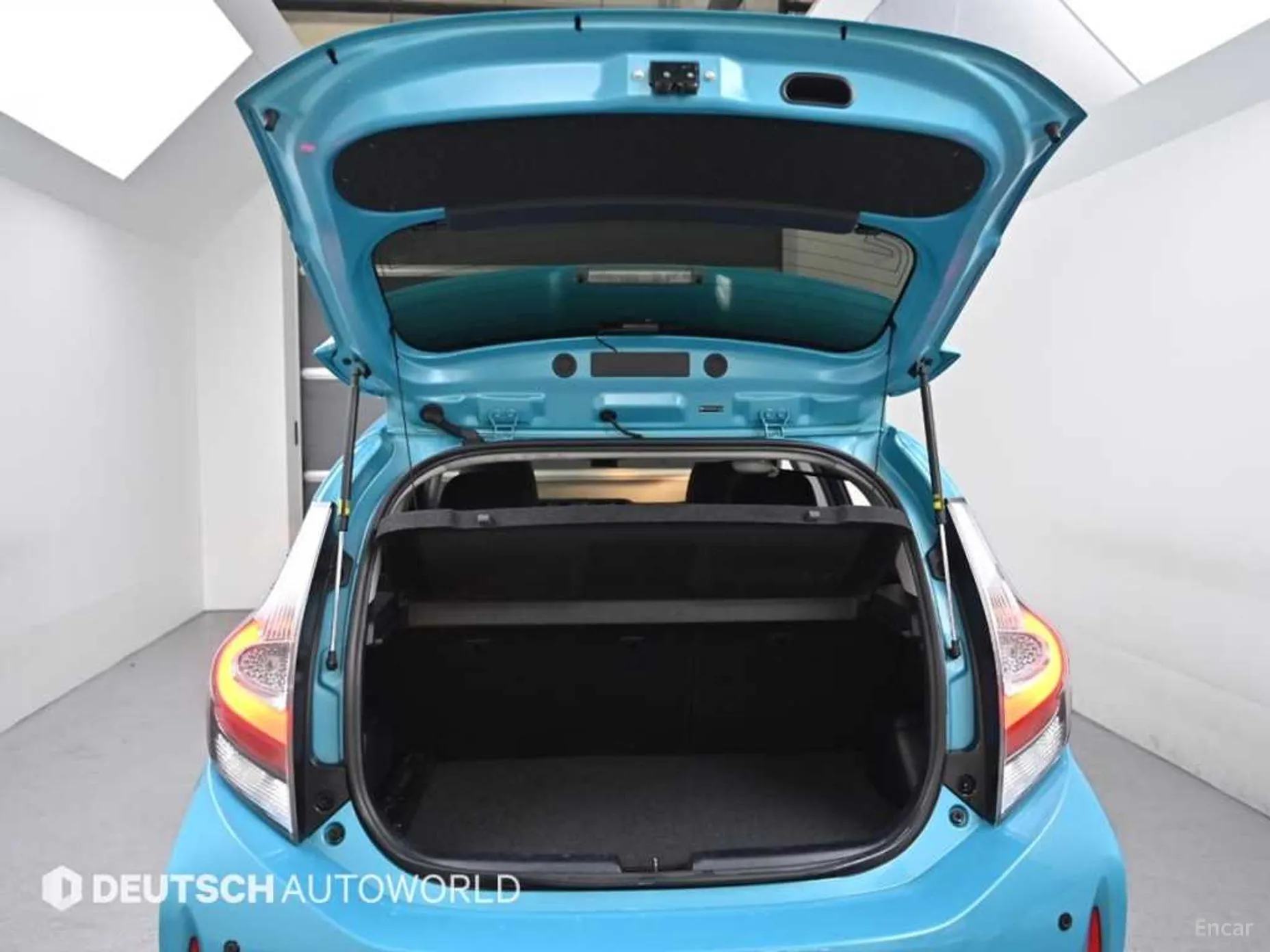 Toyota Prius C превью 20