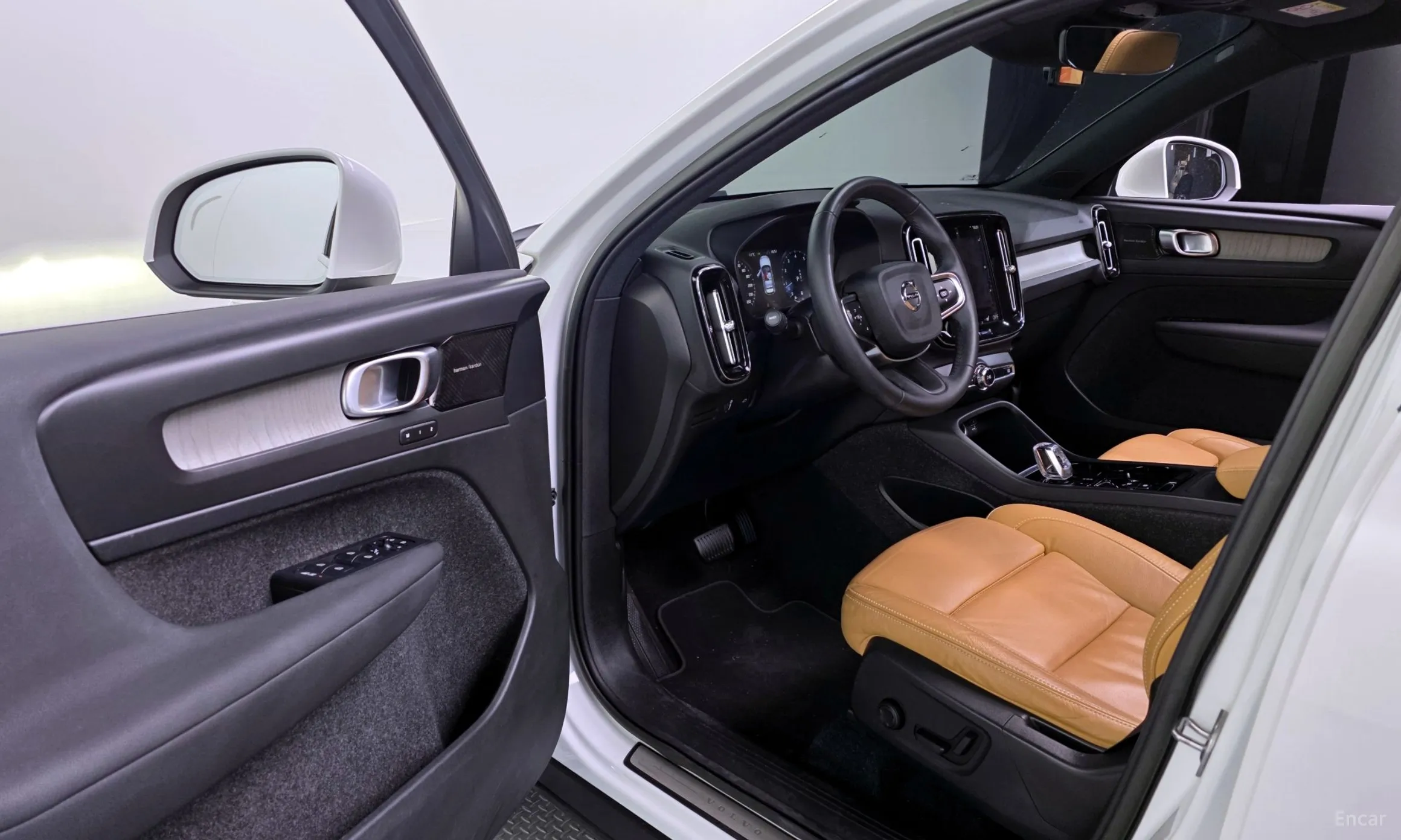 Volvo XC40 превью 10