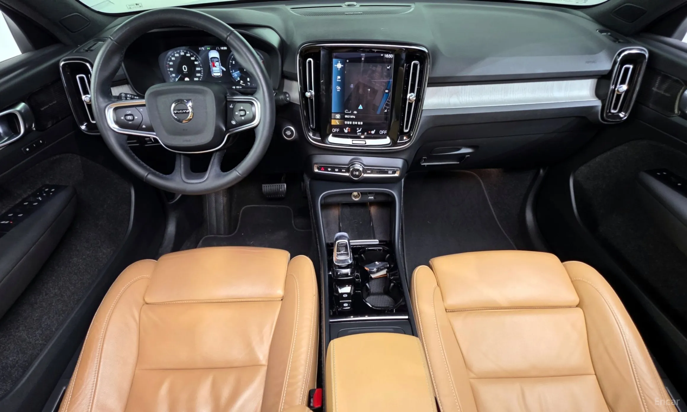 Volvo XC40 превью 7