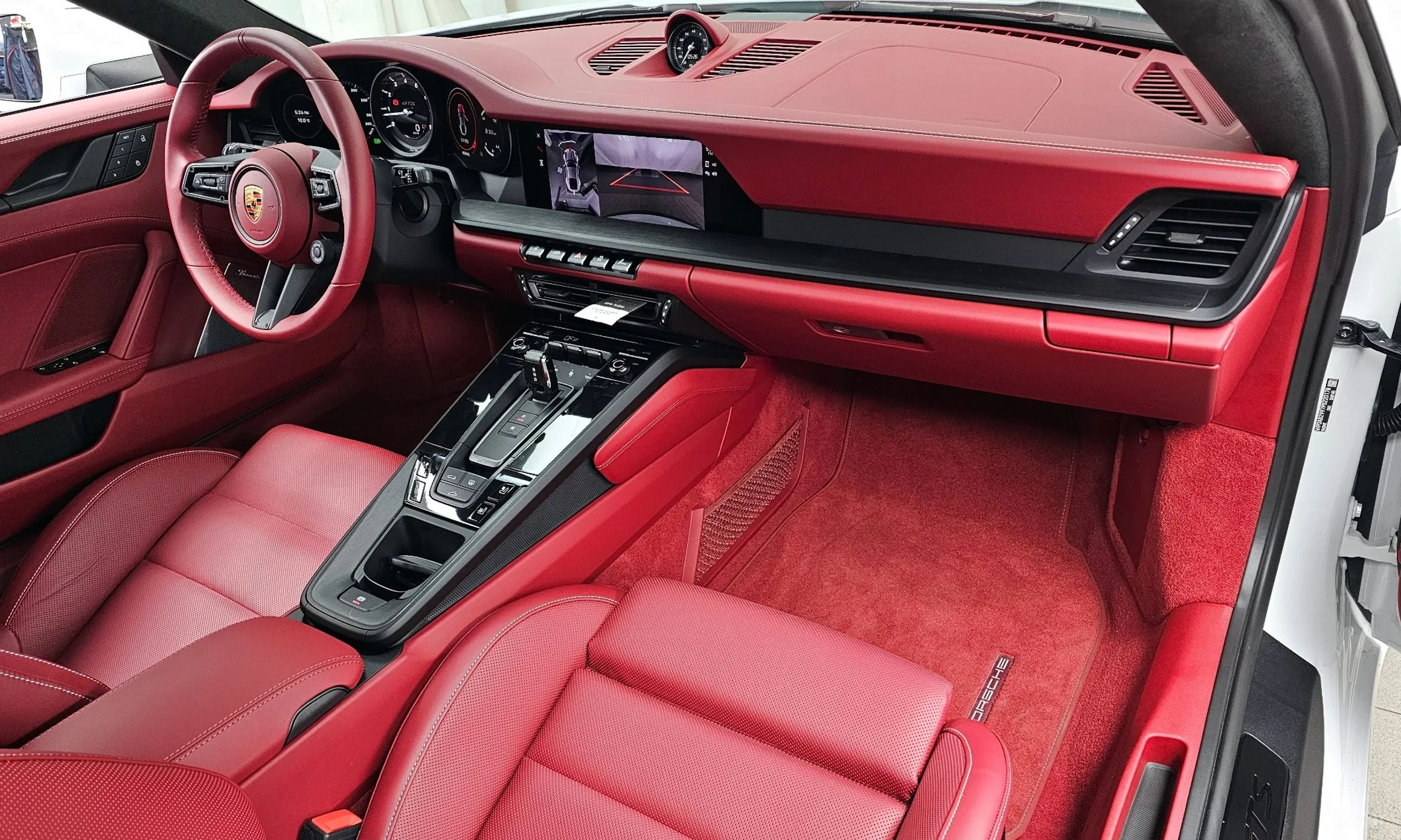 Porsche 911 (992) превью 7