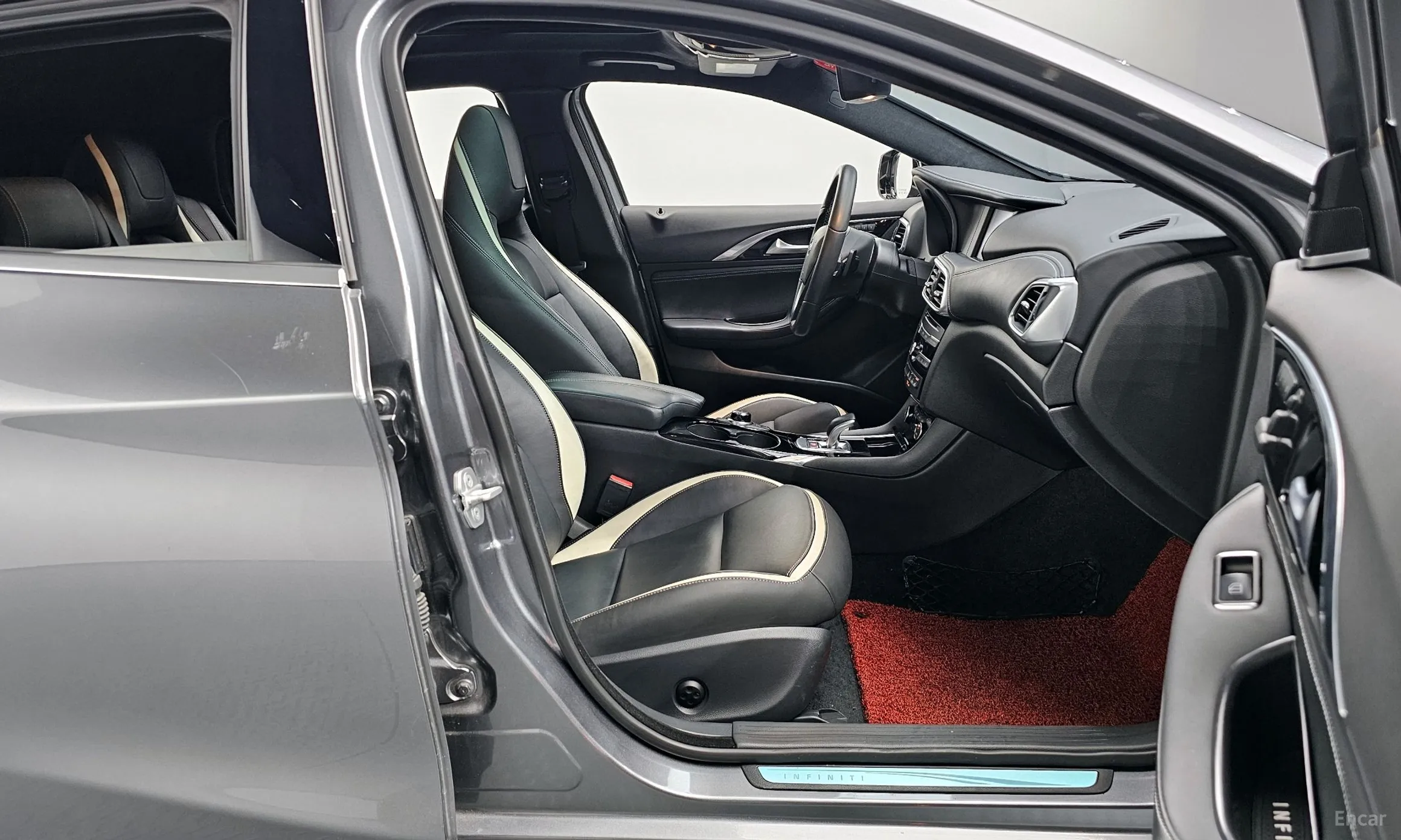 Infiniti Q30 превью 10