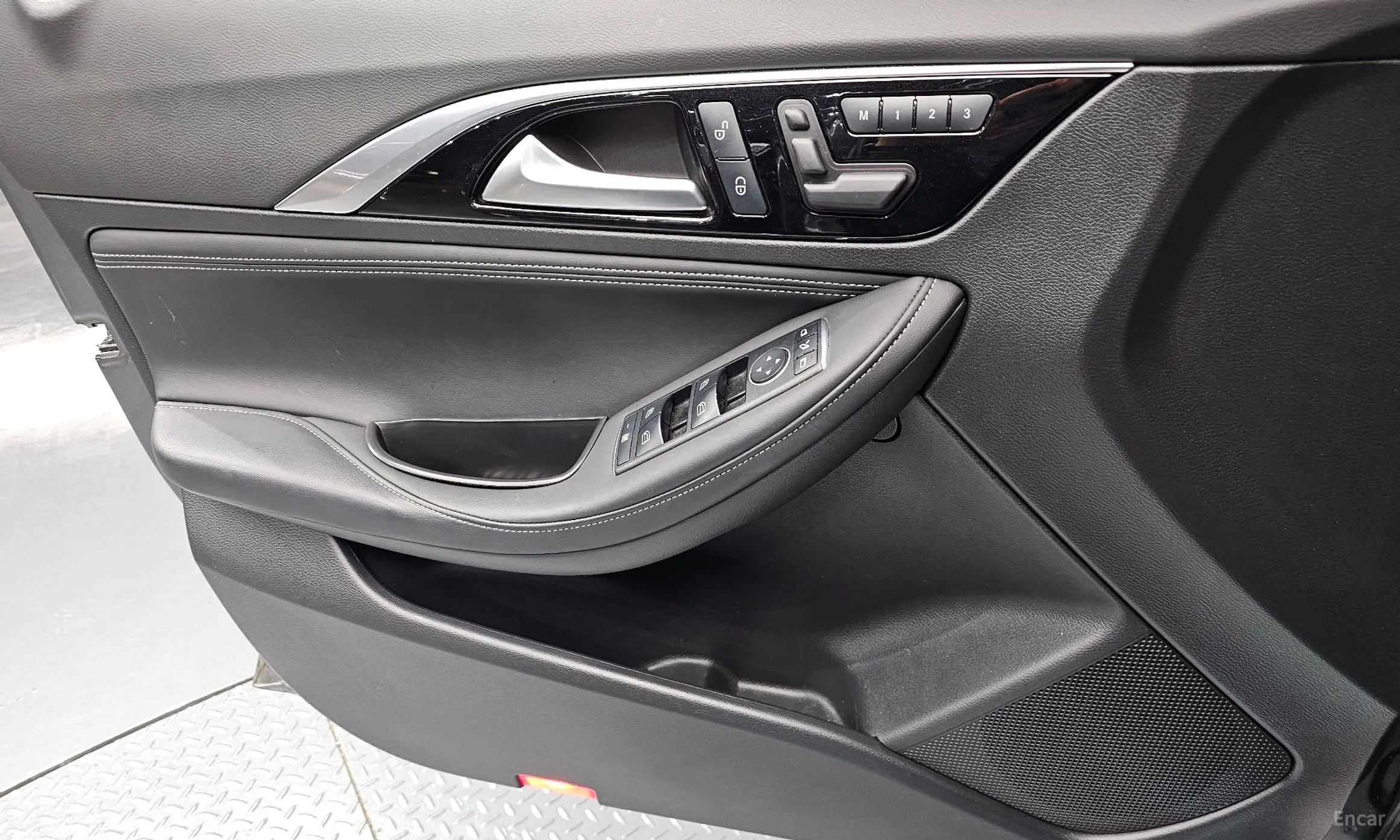 Infiniti Q30 превью 14