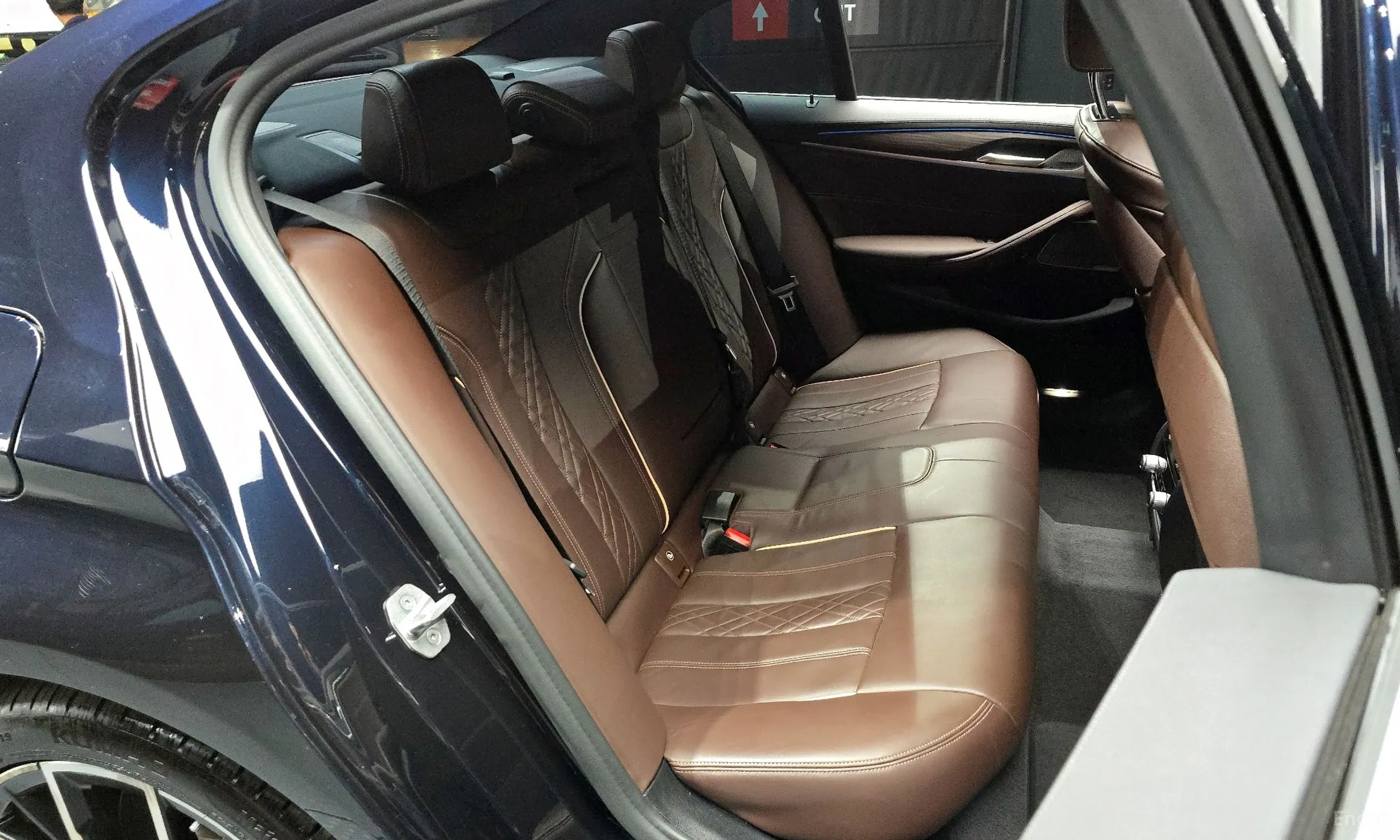 BMW 5 Series (G30) превью 12