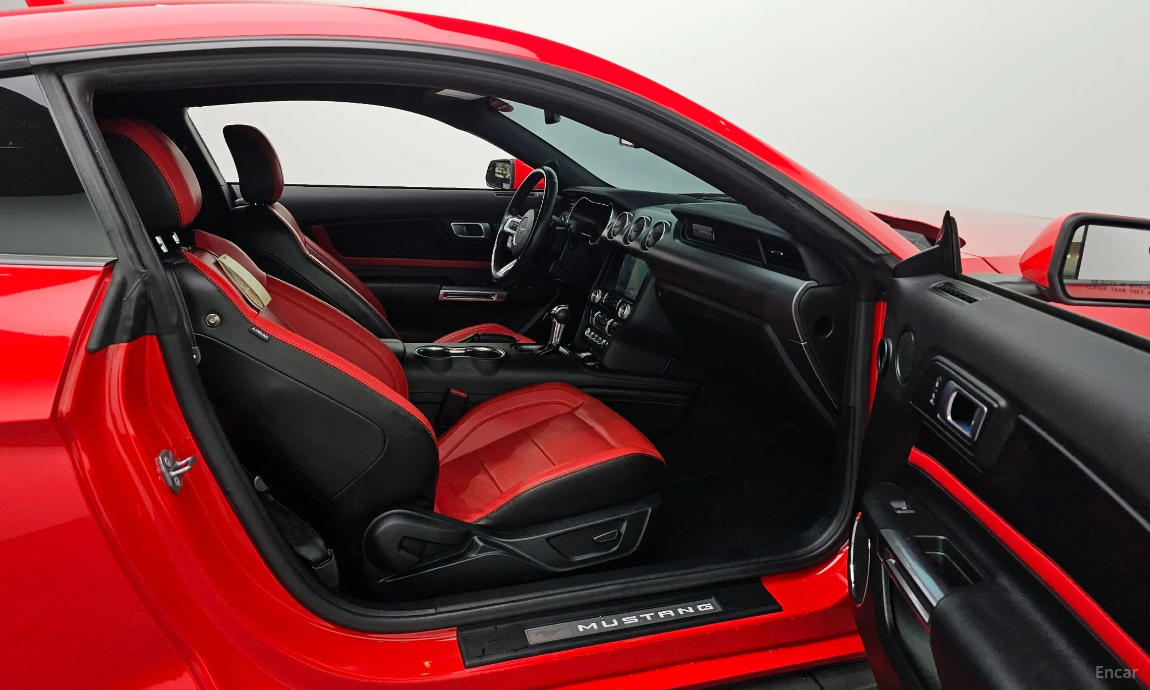 Ford Mustang превью 19