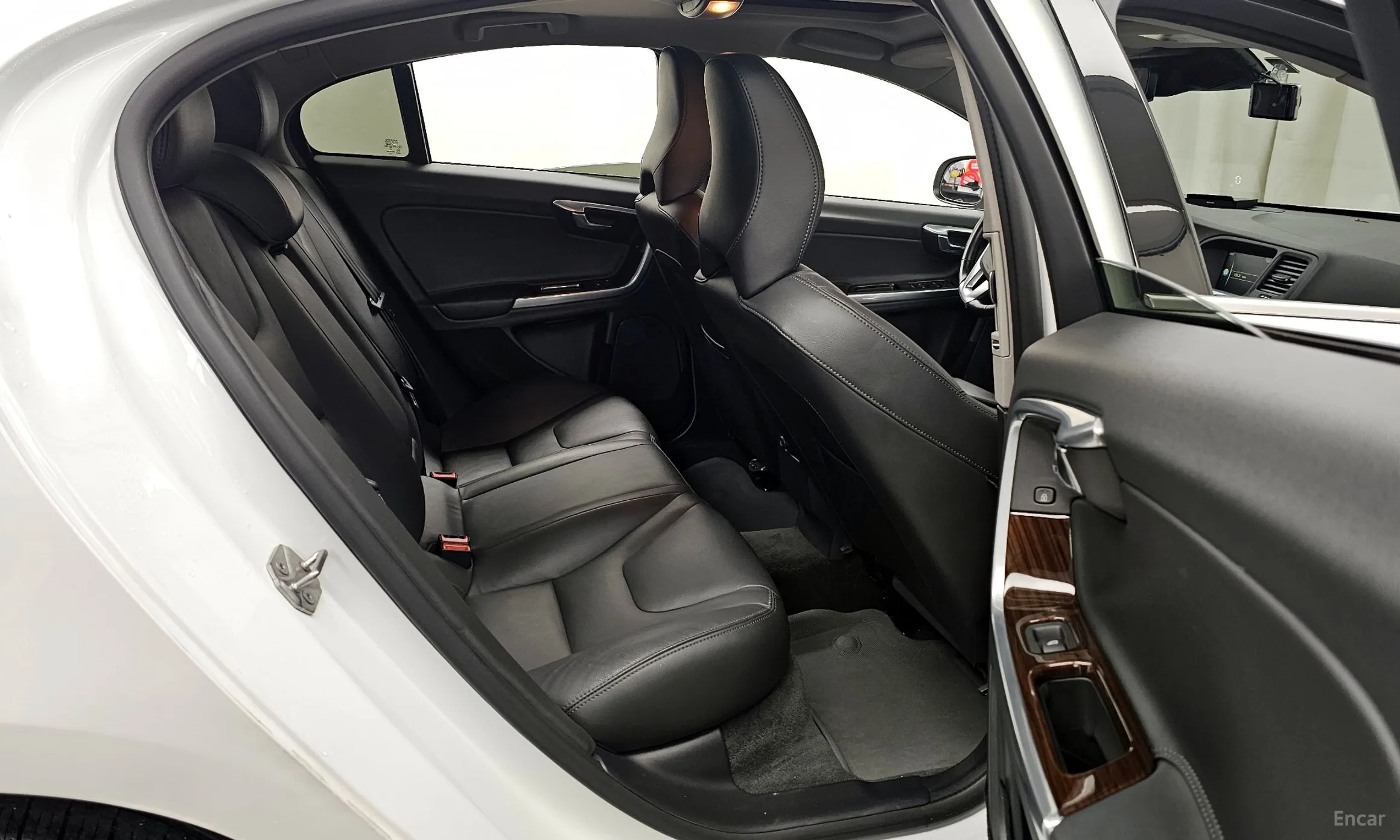 Volvo S60 превью 12