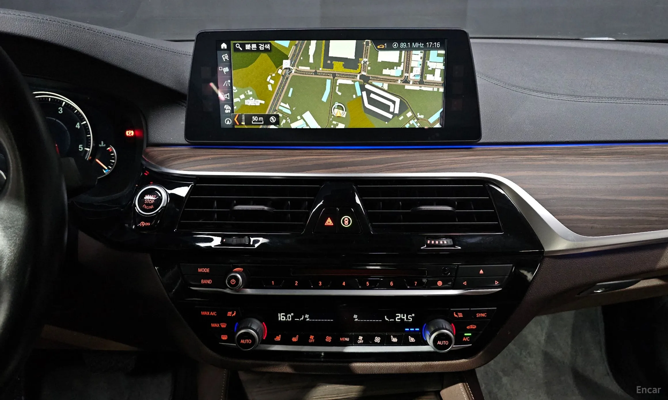 BMW 5 Series (G30) превью 12