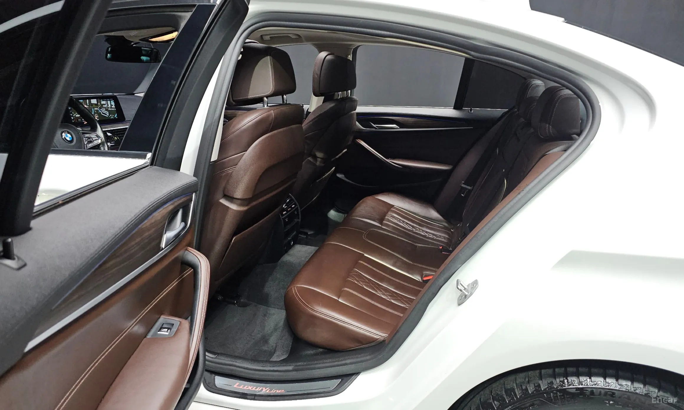 BMW 5 Series (G30) превью 19