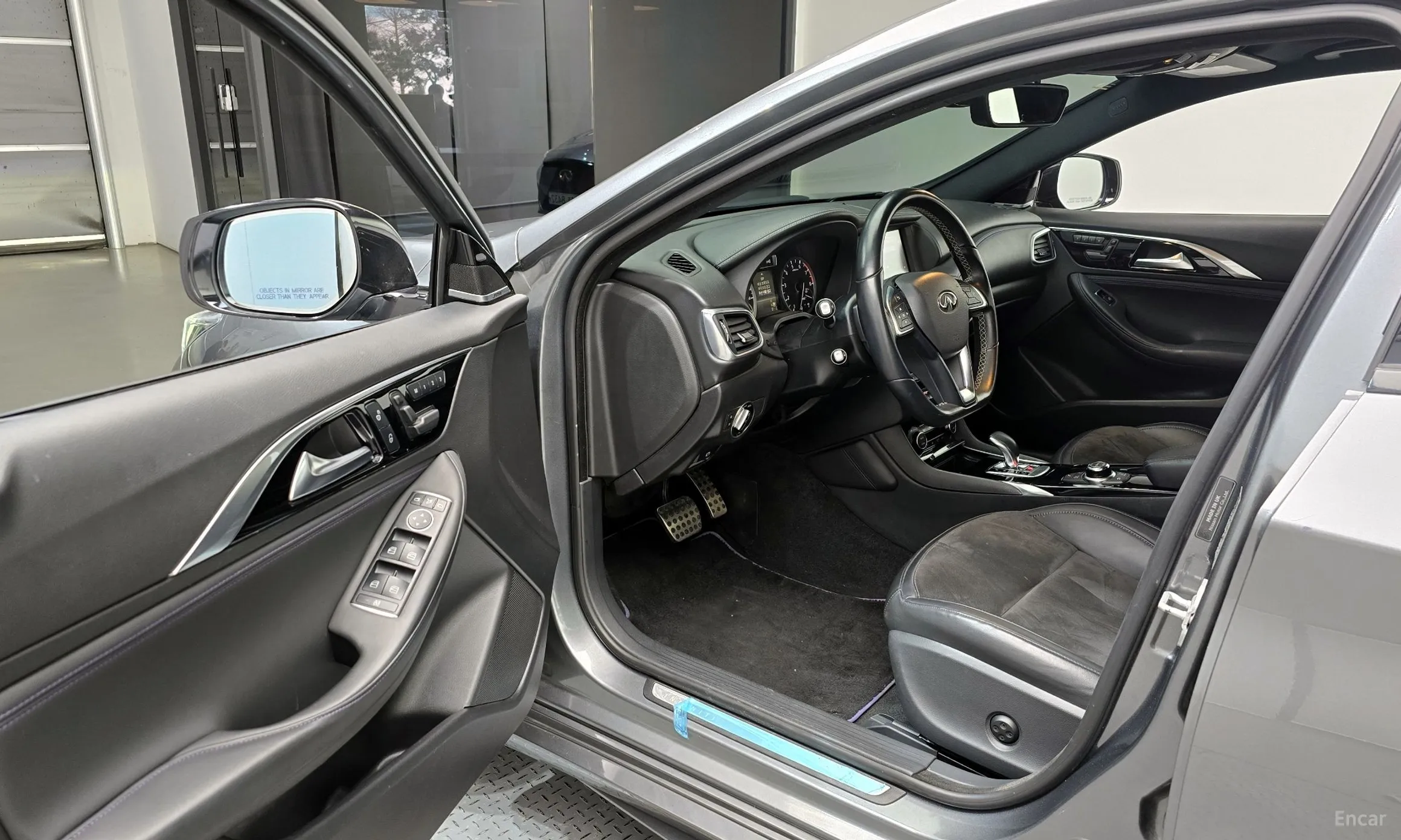 Infiniti Q30 превью 11