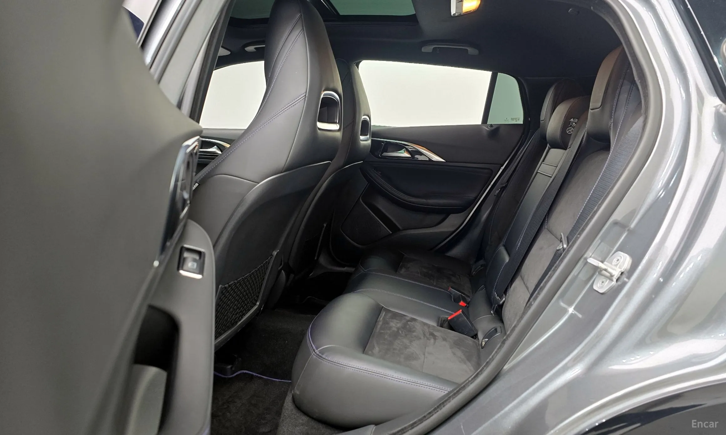 Infiniti Q30 превью 13