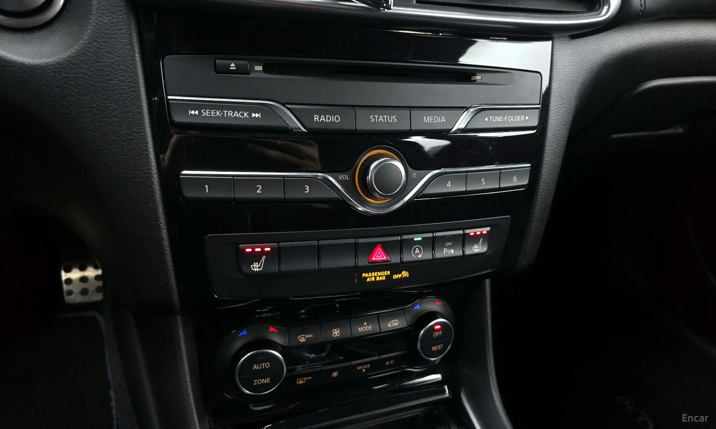 Infiniti Q30 превью 17