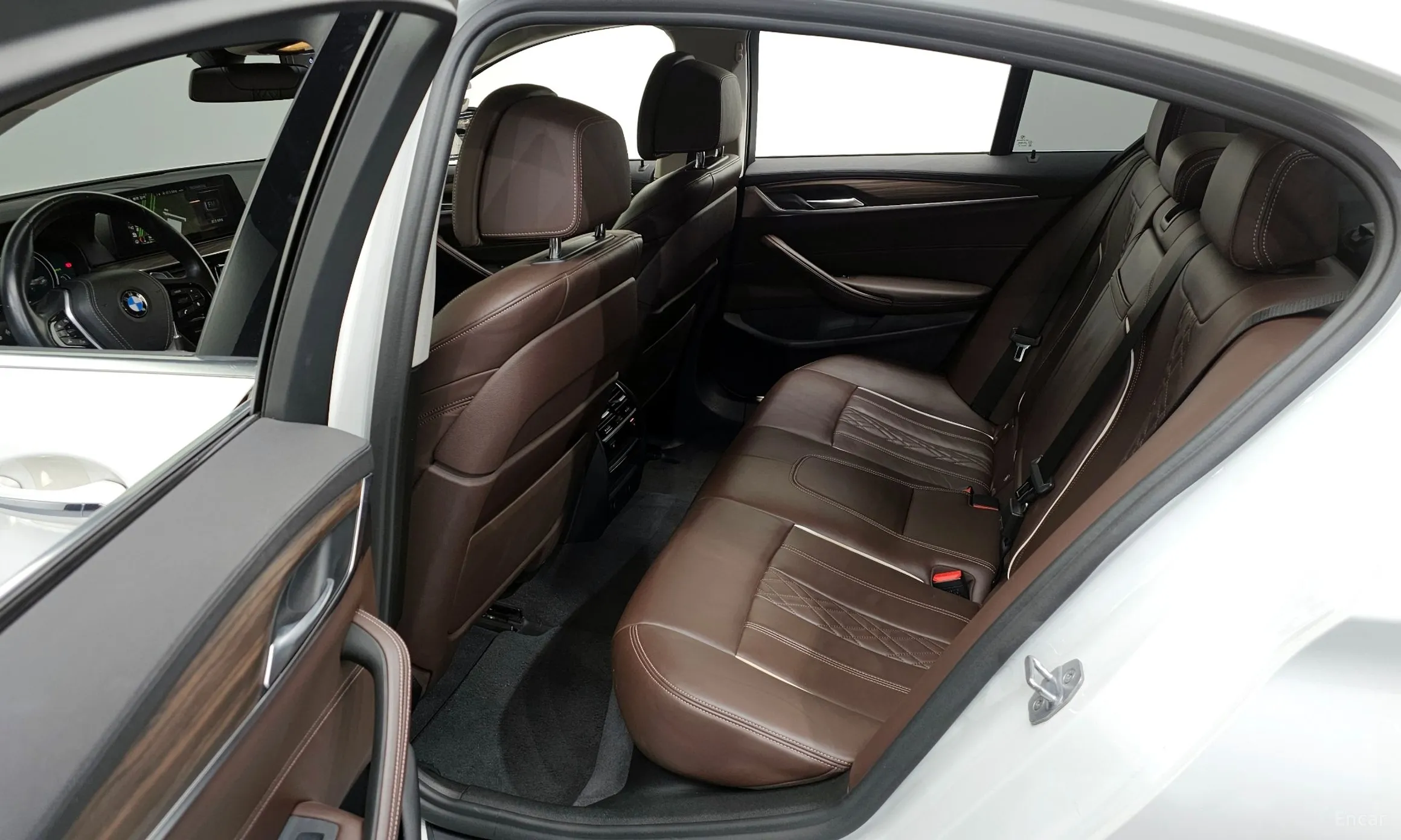 BMW 5 Series (G30) превью 11