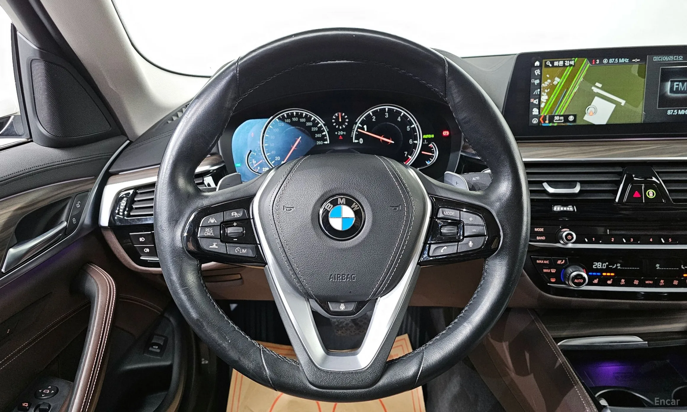 BMW 5 Series (G30) превью 14