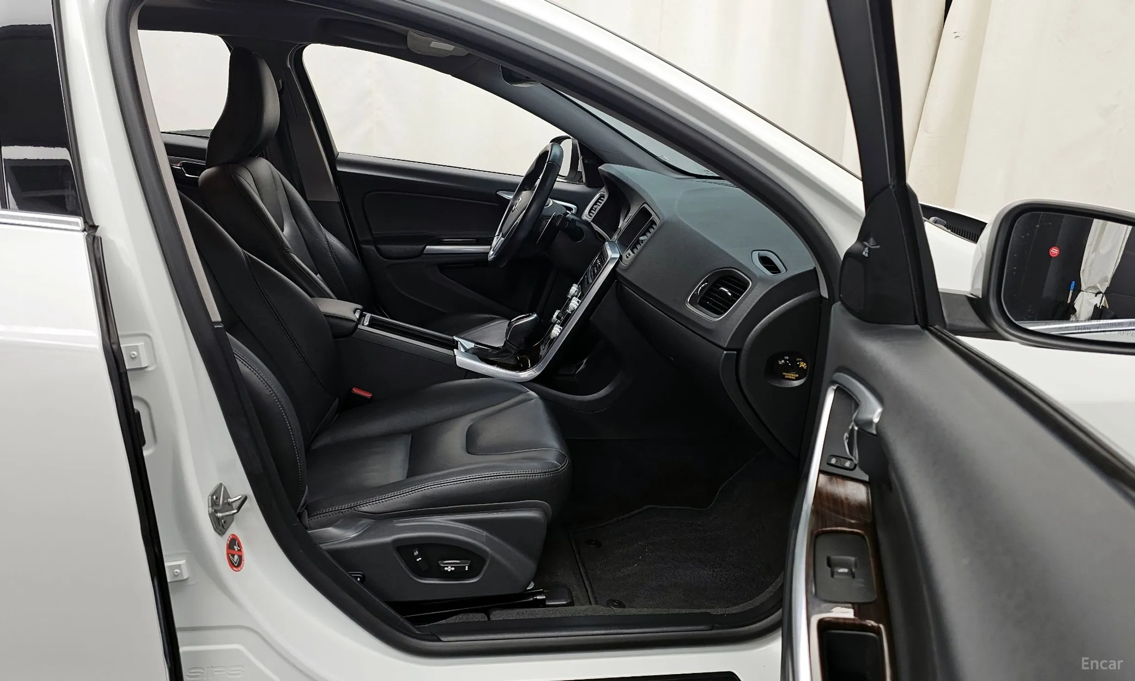 Volvo S60 превью 11