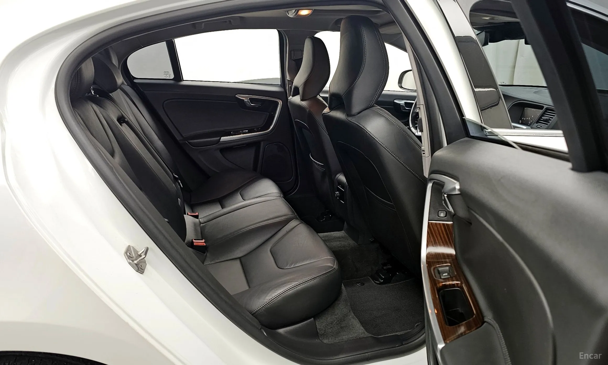 Volvo S60 превью 12