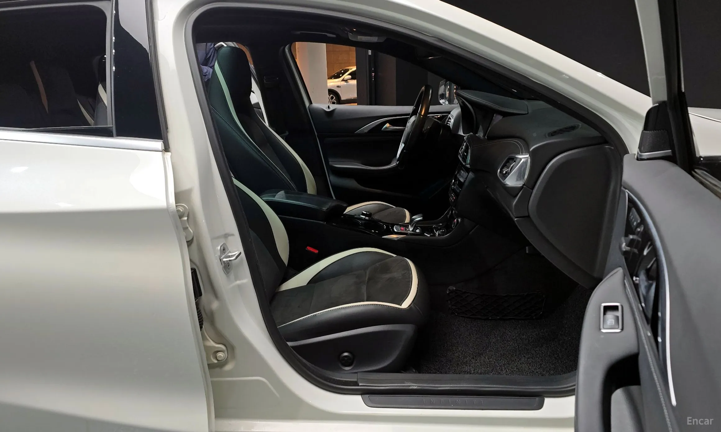 Infiniti Q30 превью 11