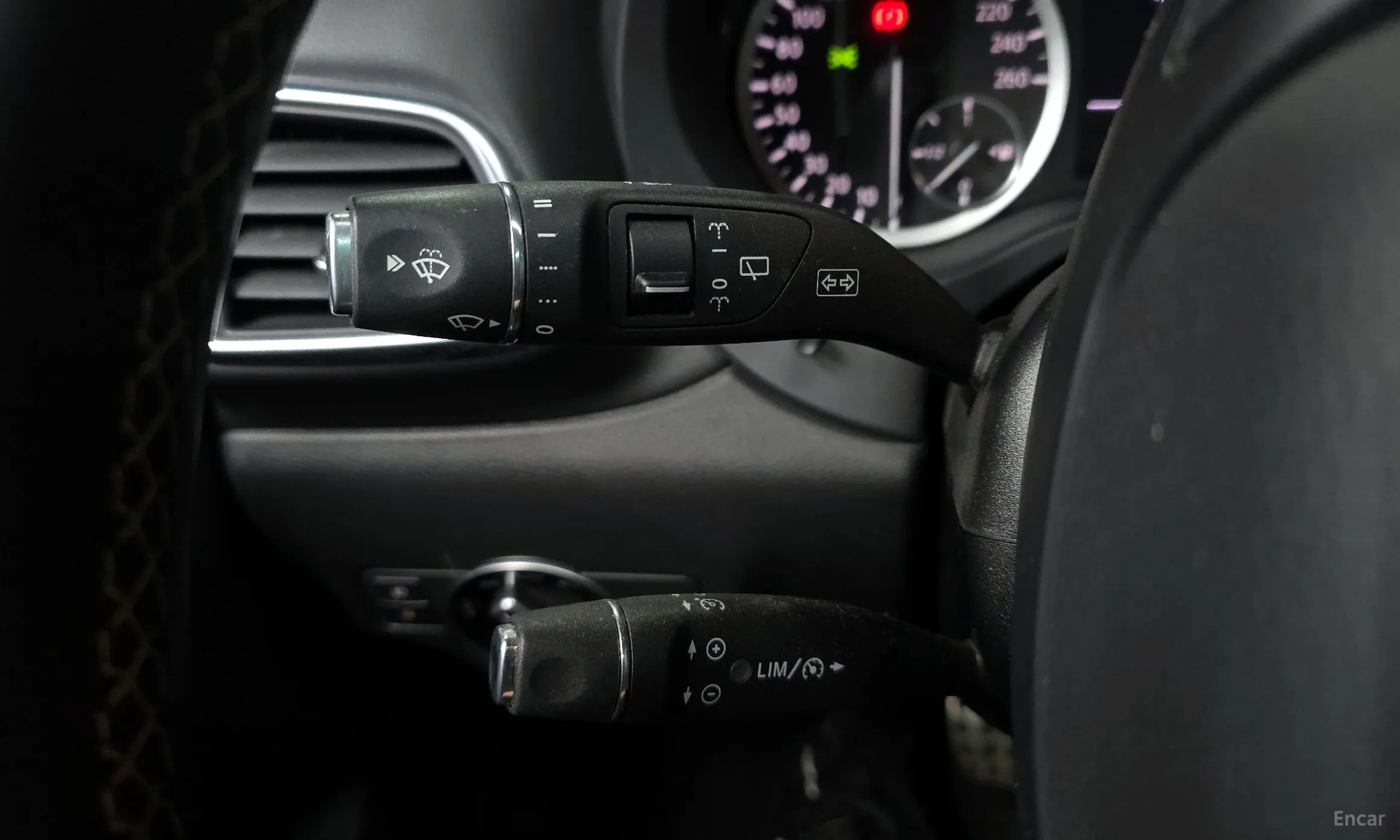 Infiniti Q30 превью 17