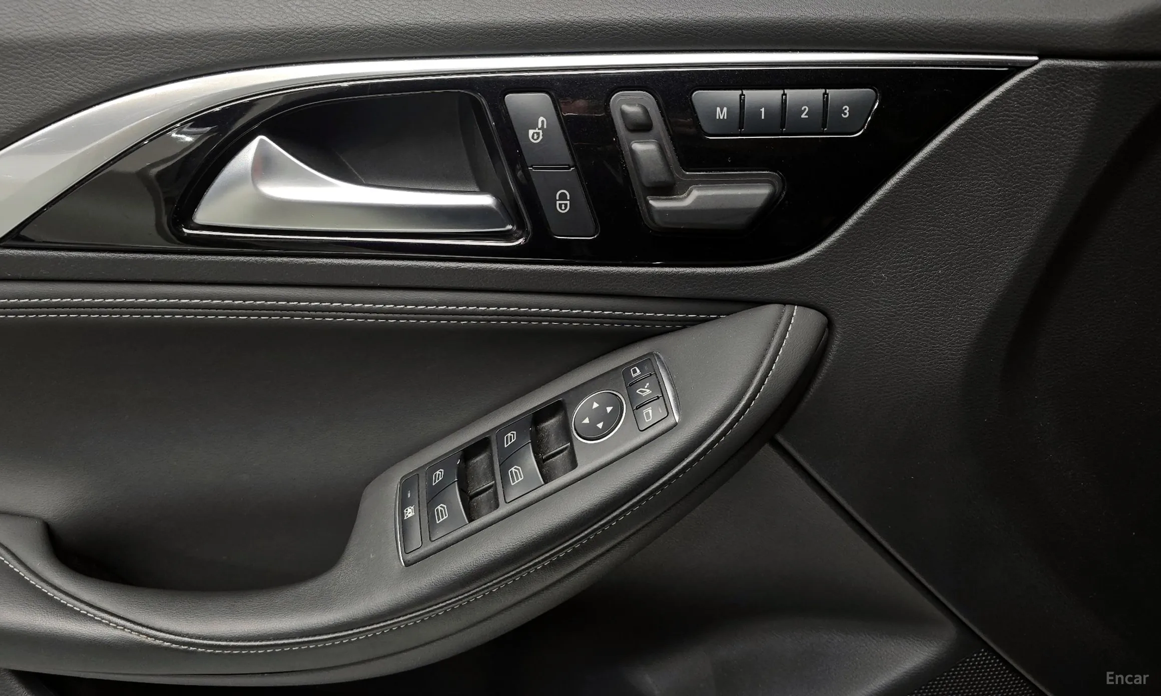 Infiniti Q30 превью 18