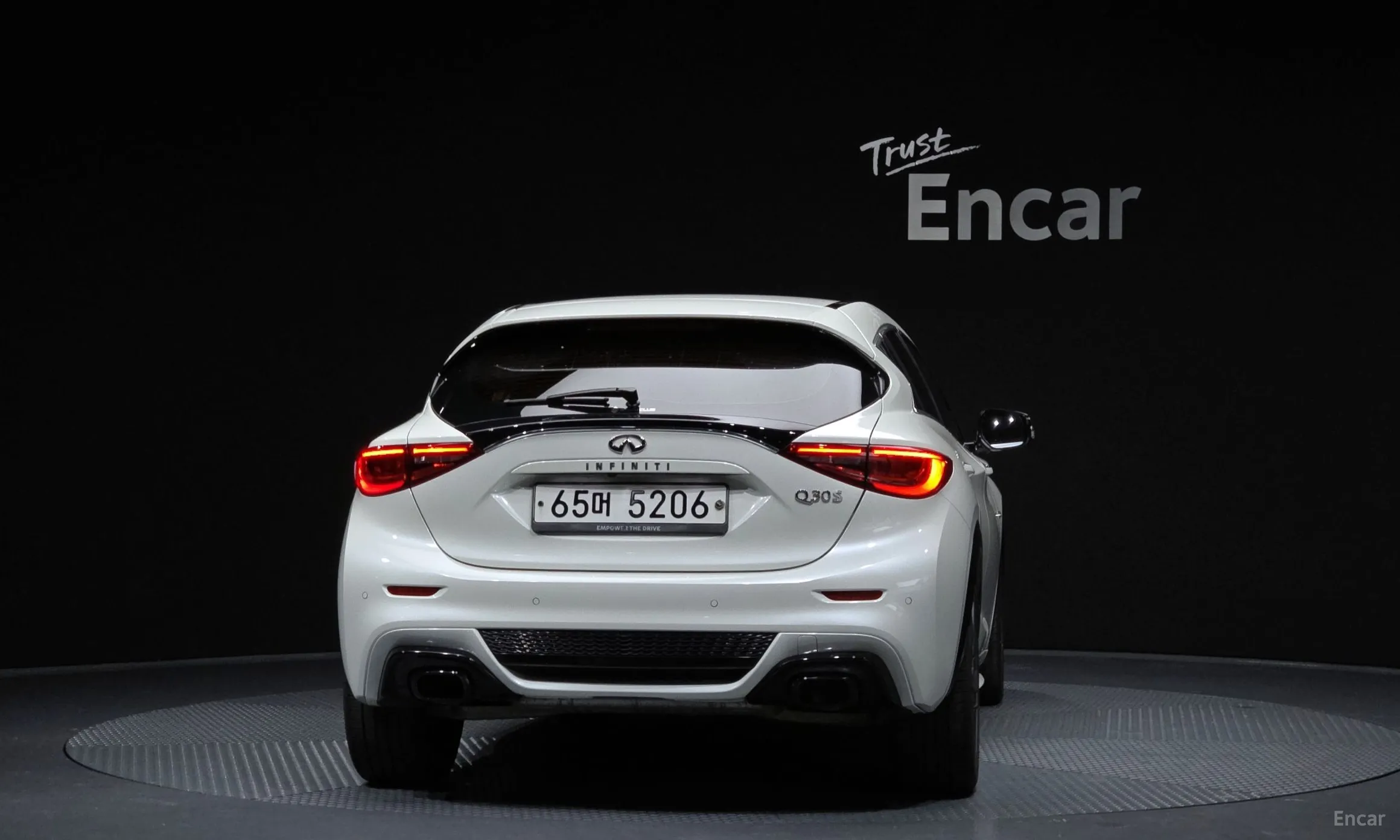 Infiniti Q30 превью 4