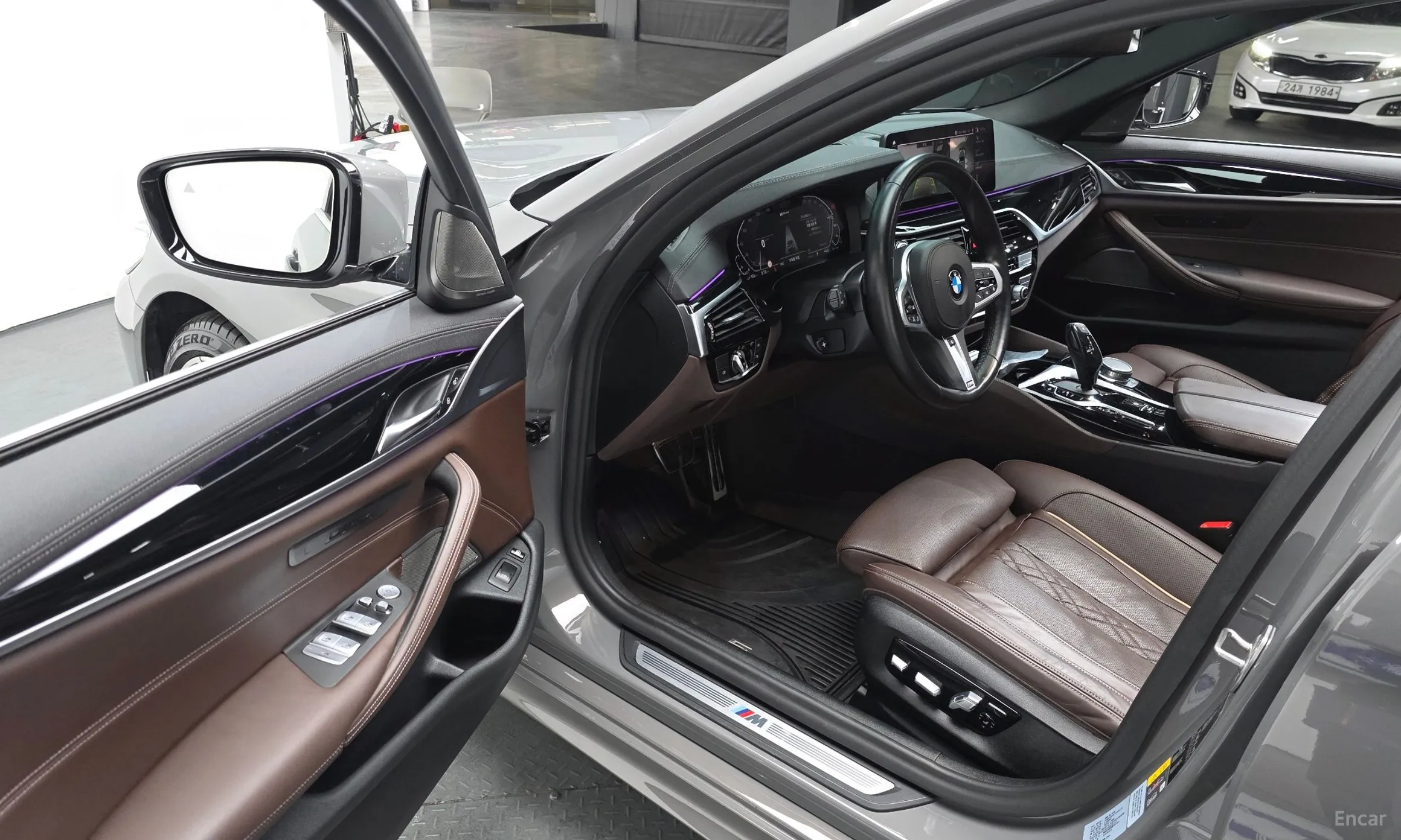 BMW 5 Series (G30) превью 11