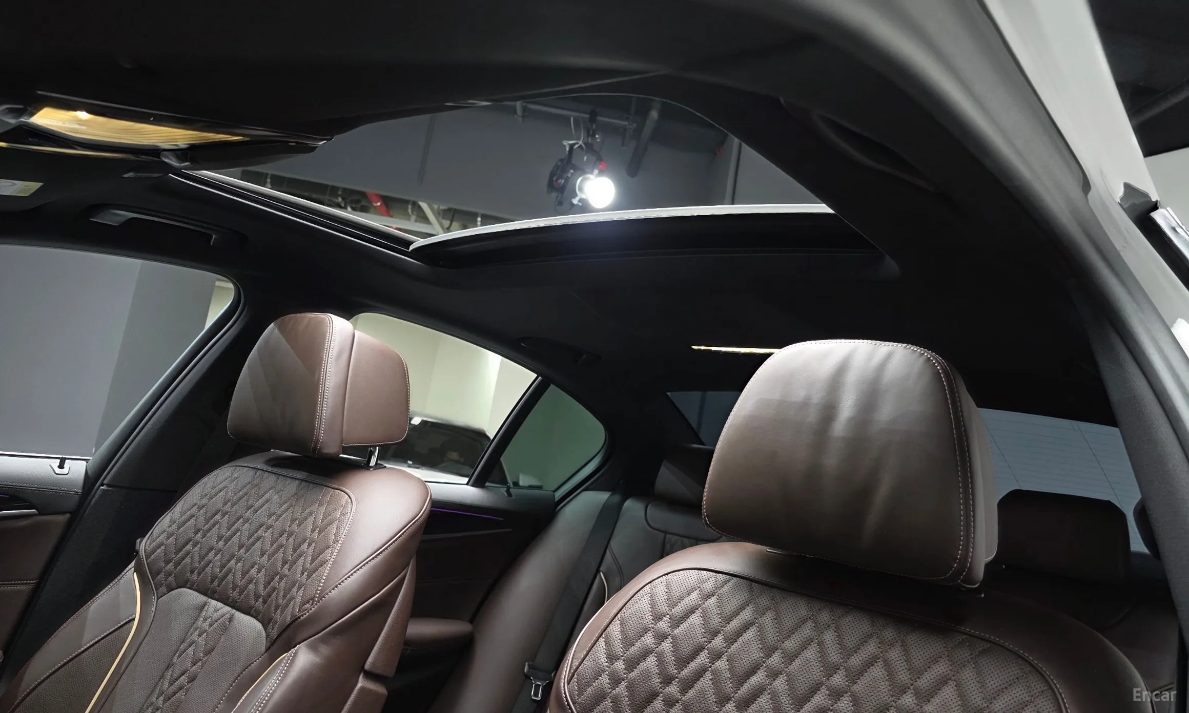 BMW 5 Series (G30) превью 19