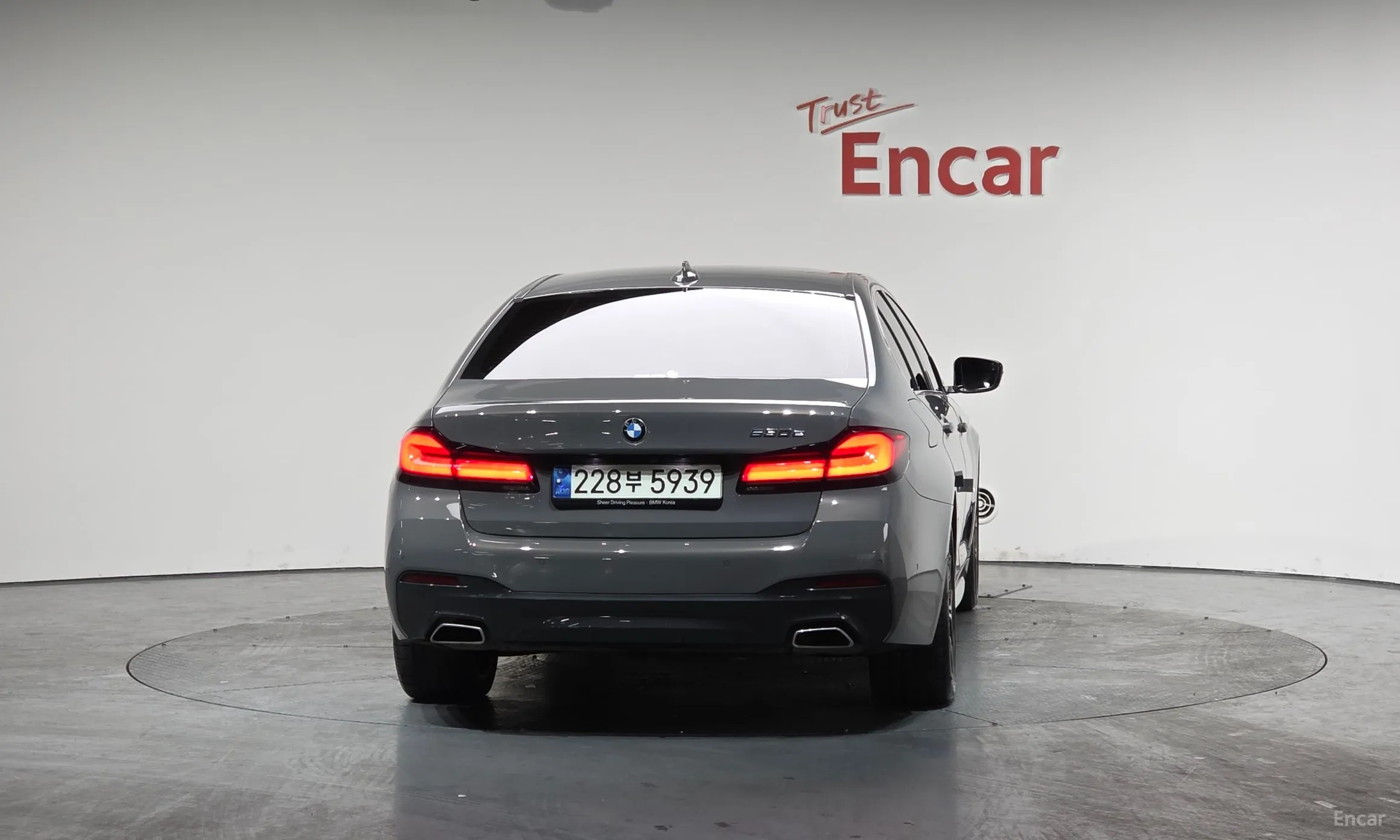 BMW 5 Series (G30) превью 4