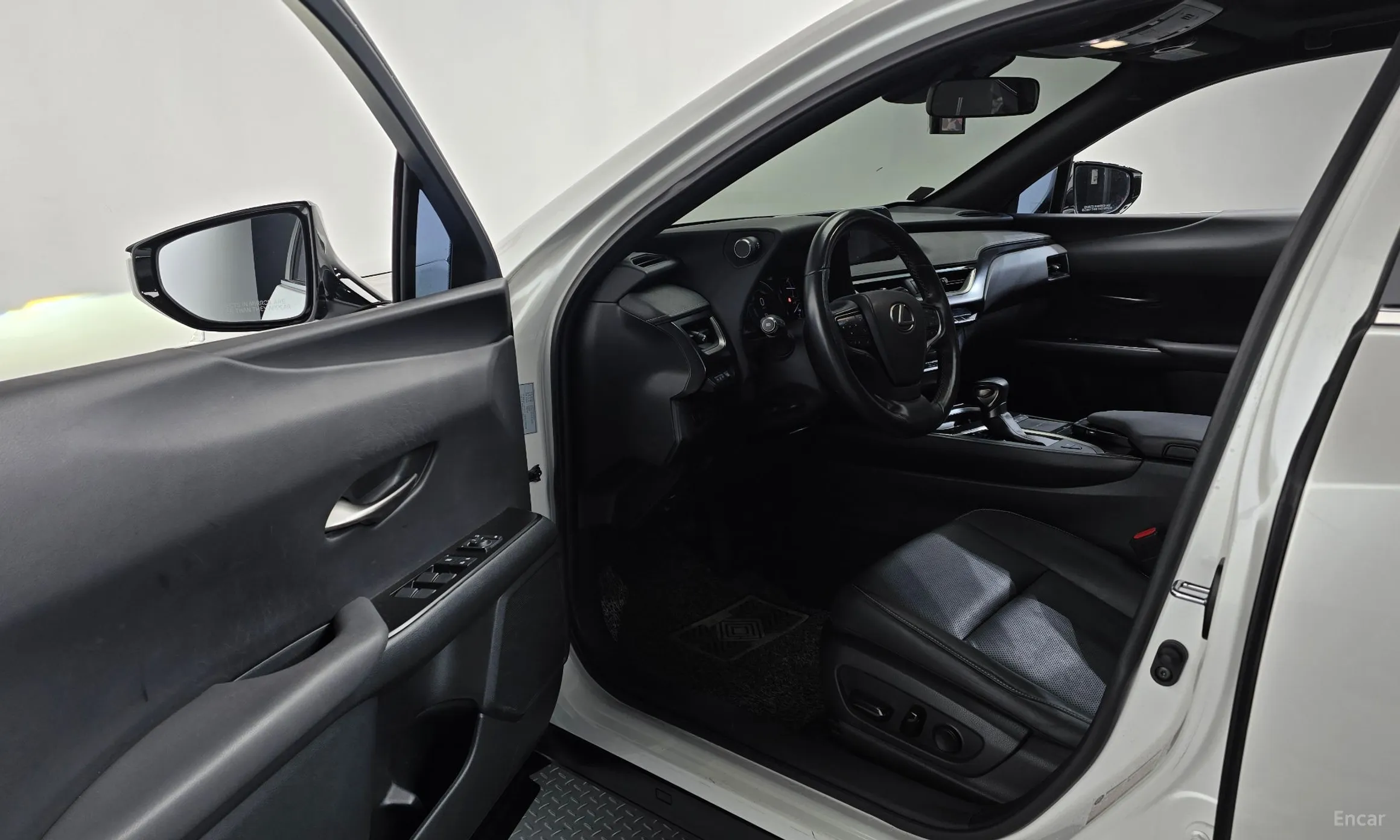 Lexus UX250h превью 10