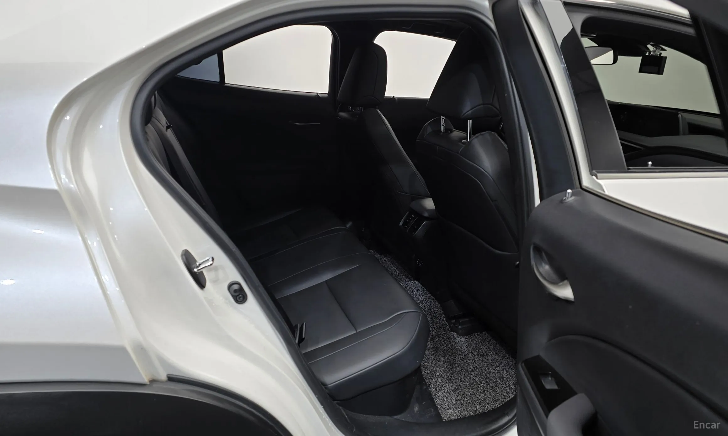 Lexus UX250h превью 12