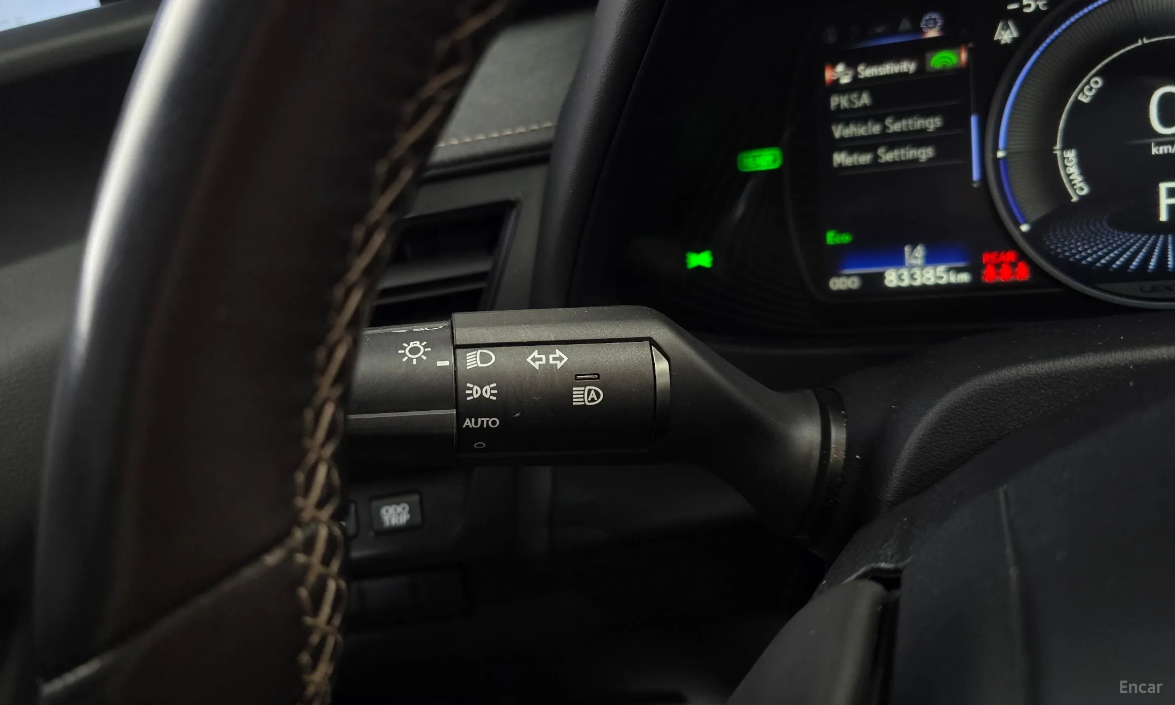 Lexus UX250h превью 18