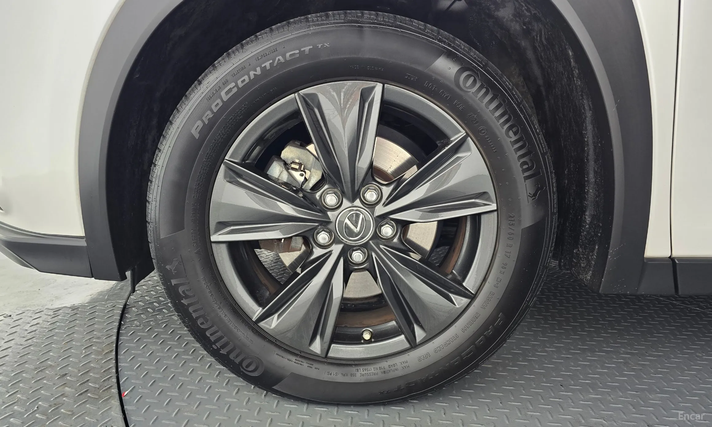 Lexus UX250h превью 5