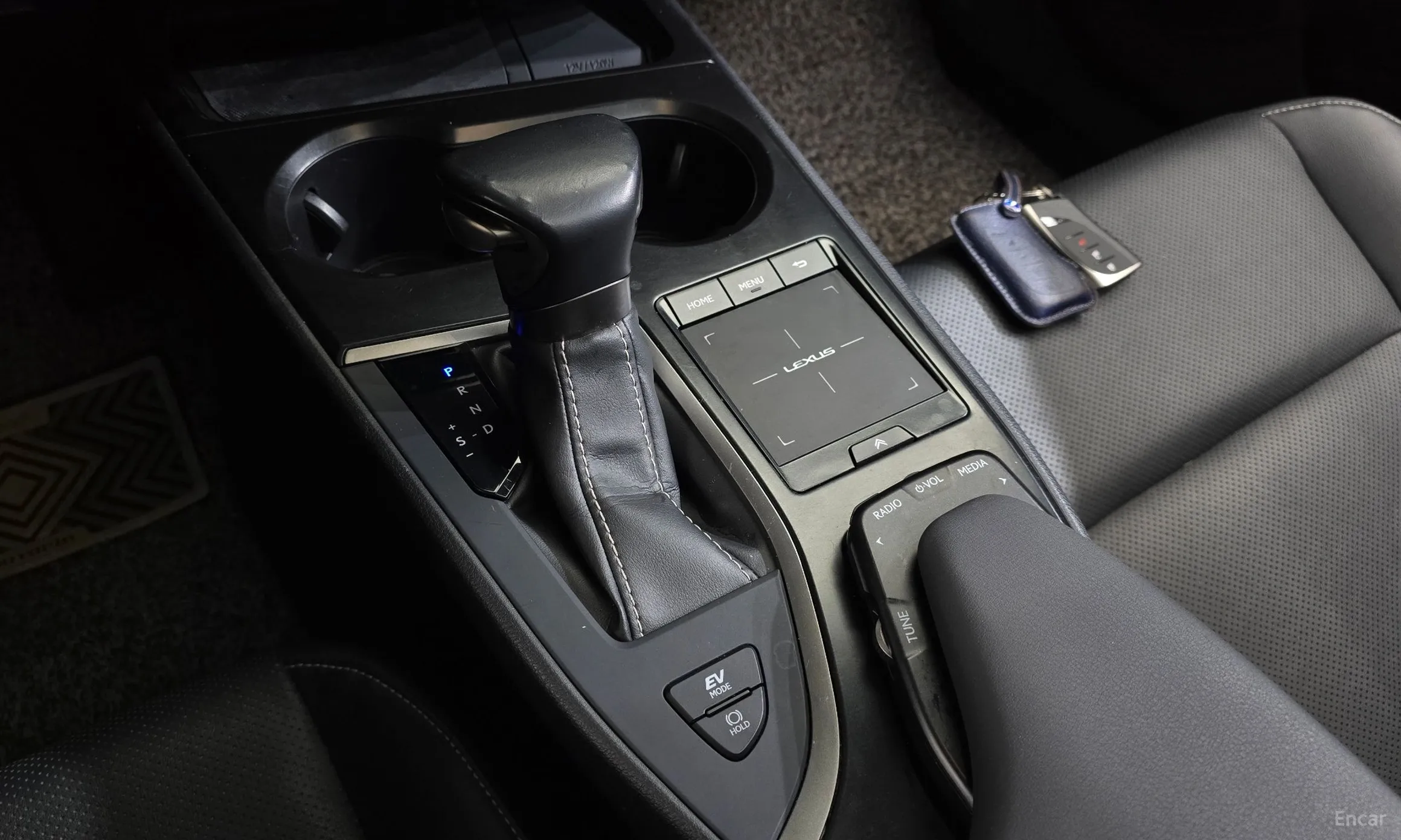 Lexus UX250h превью 9