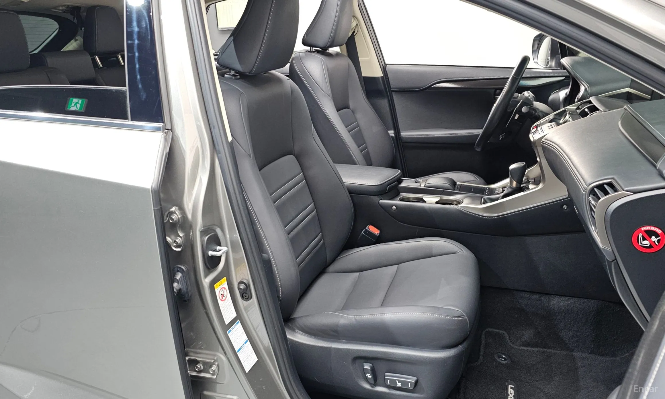 Lexus NX300h превью 10