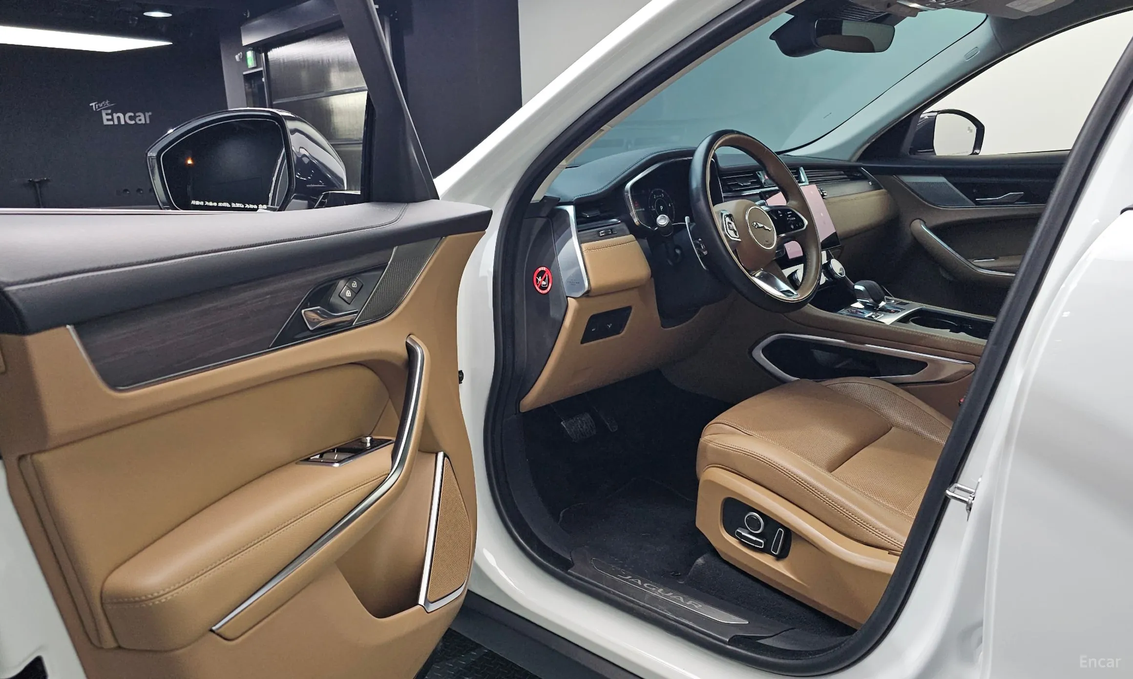 Jaguar F-PACE превью 10