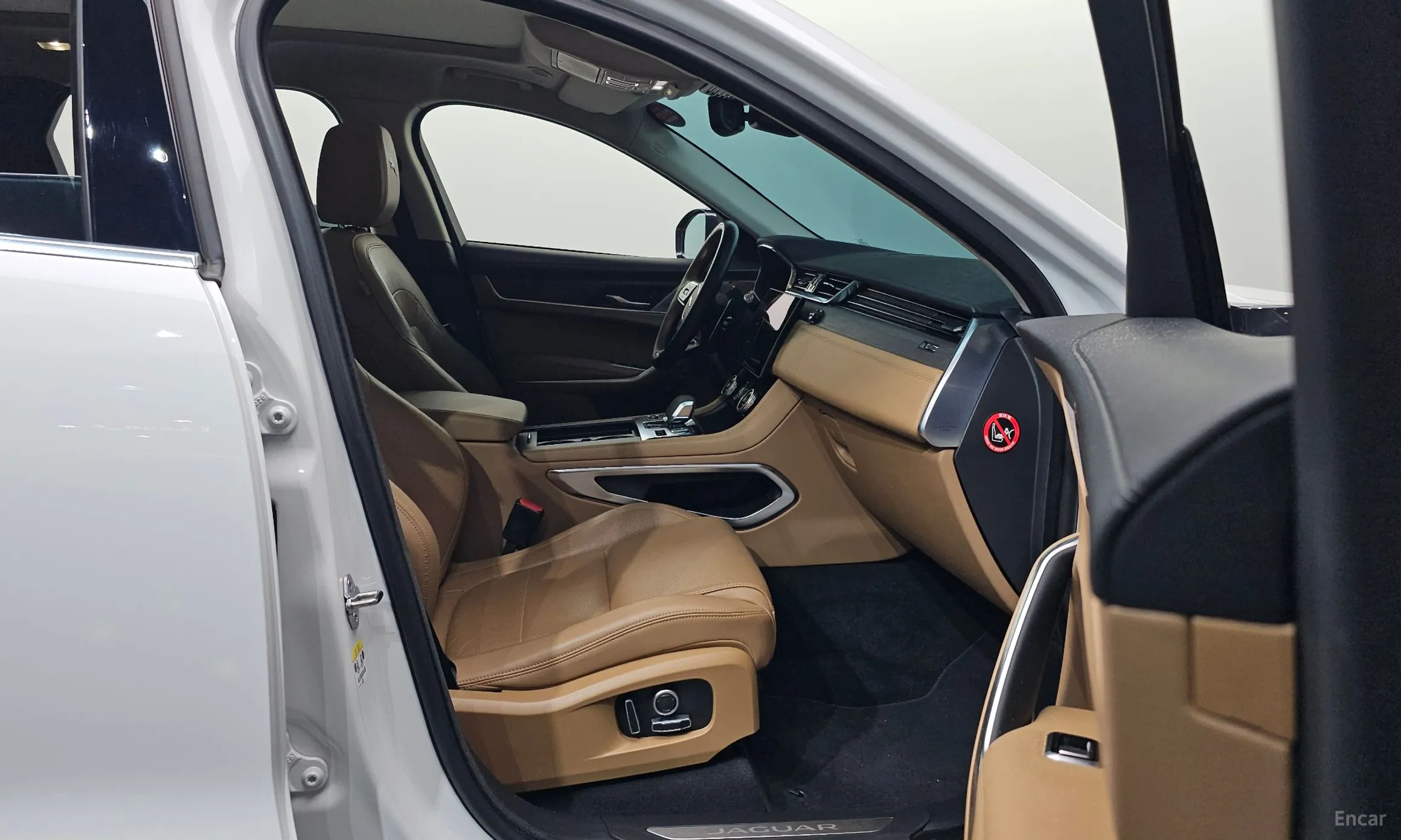 Jaguar F-PACE превью 11