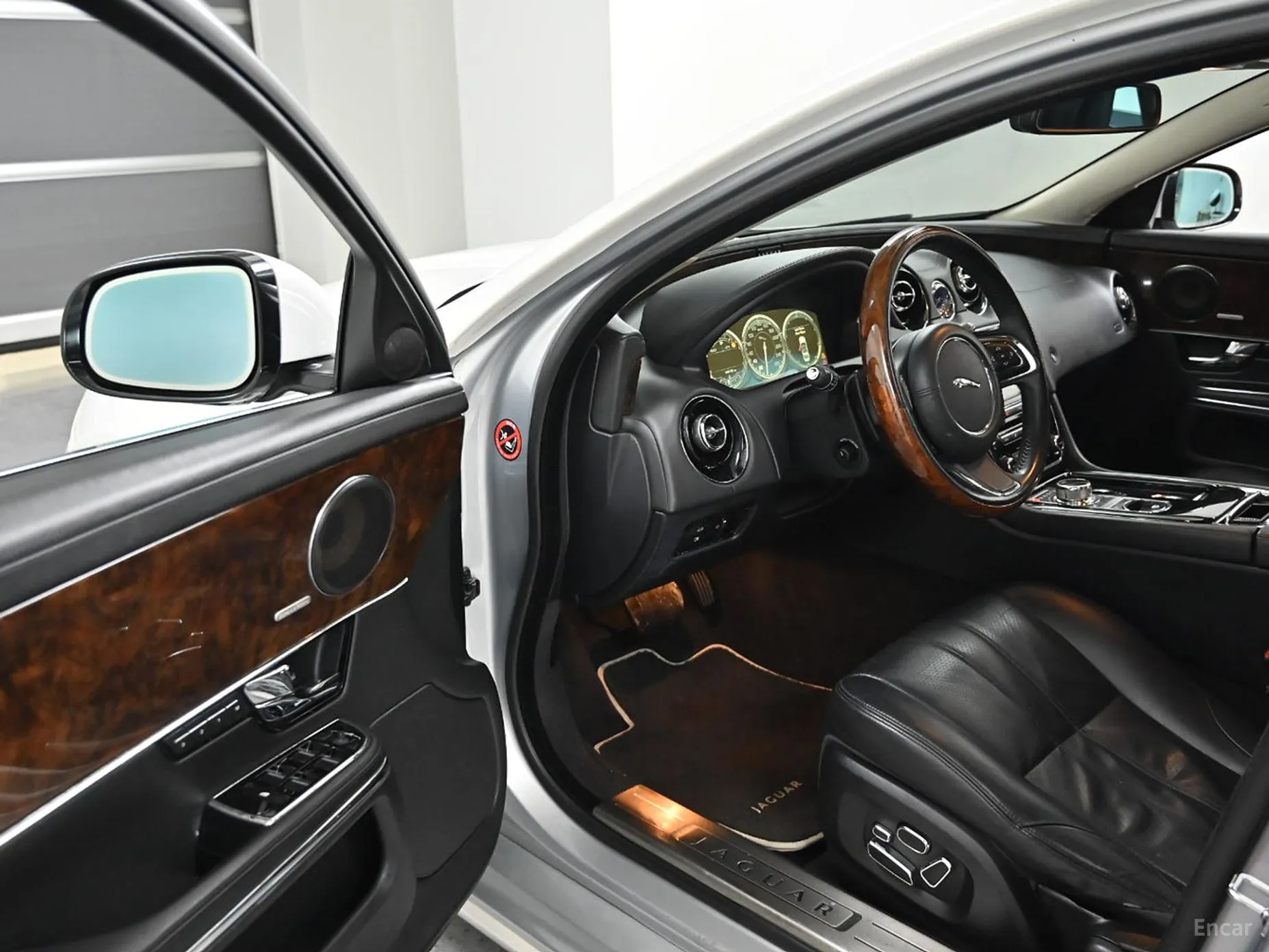 Jaguar All New XJ превью 11