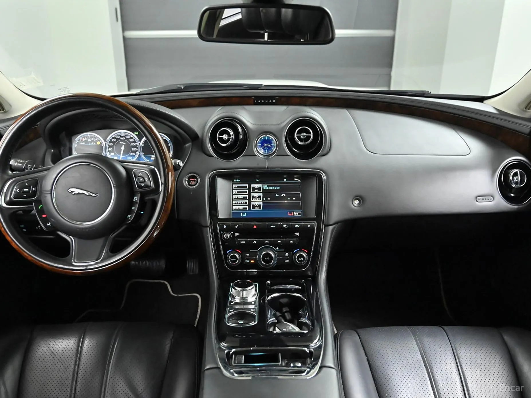 Jaguar All New XJ превью 7