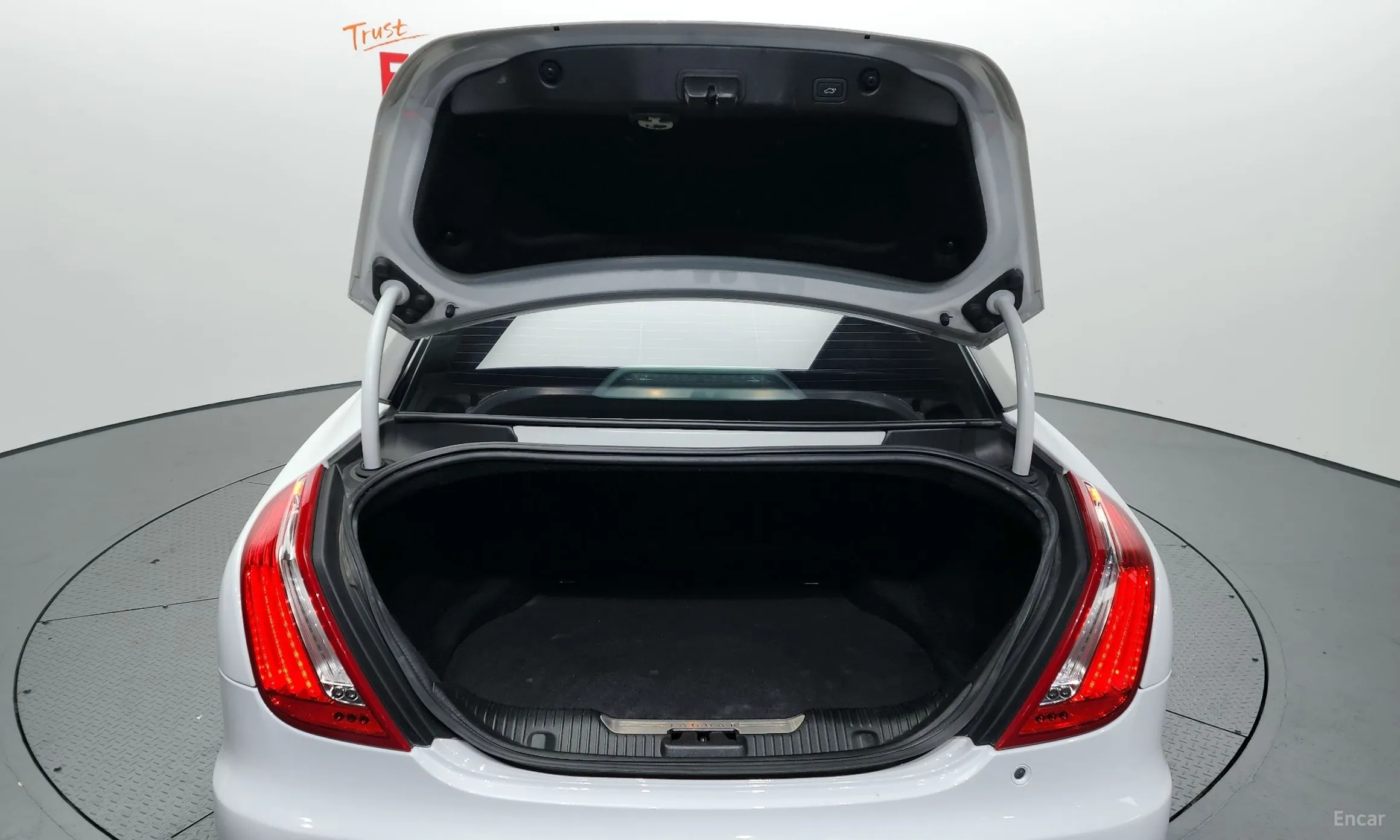 Jaguar All New XJ превью 20