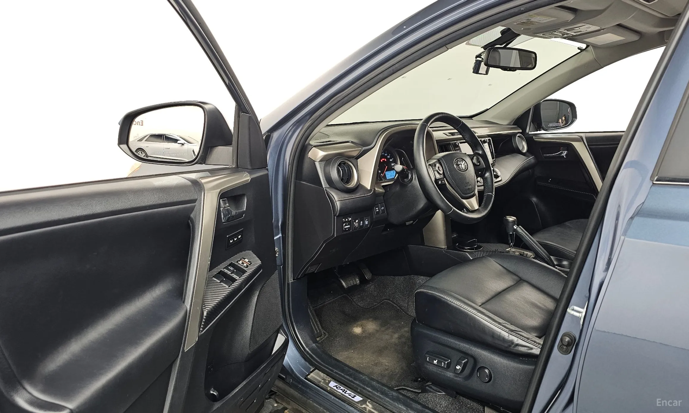 Toyota RAV4 превью 10