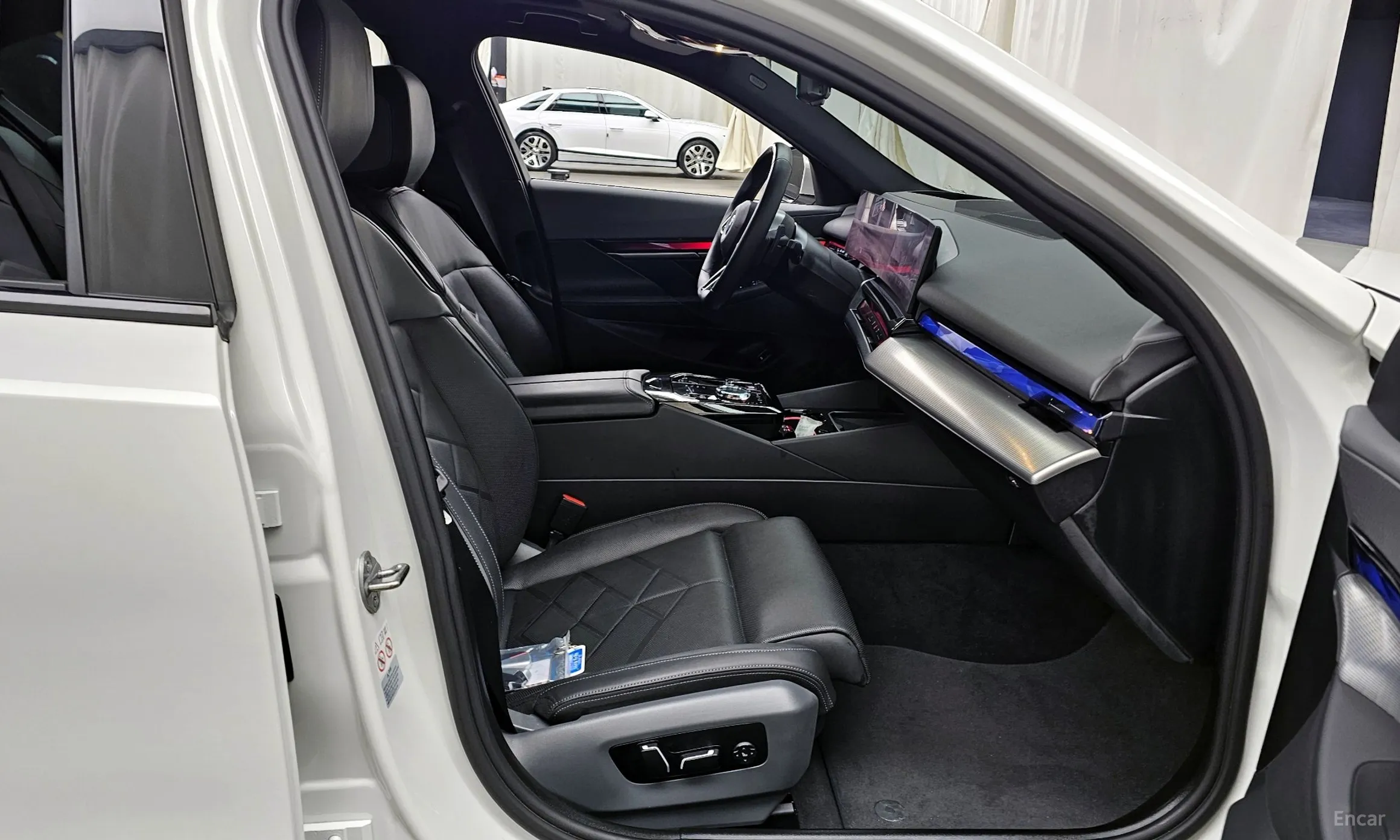 BMW 5 Series (G60) превью 11
