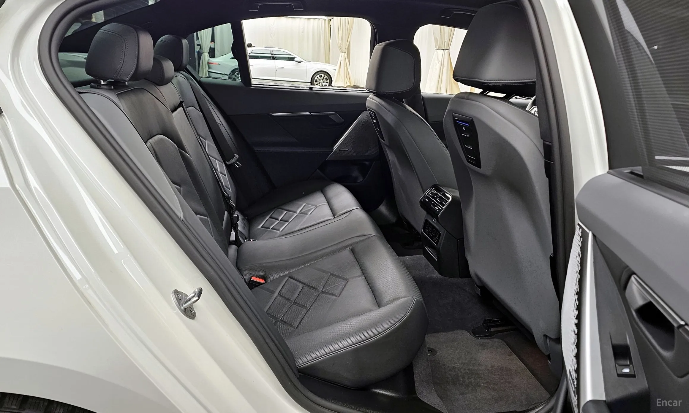 BMW 5 Series (G60) превью 12