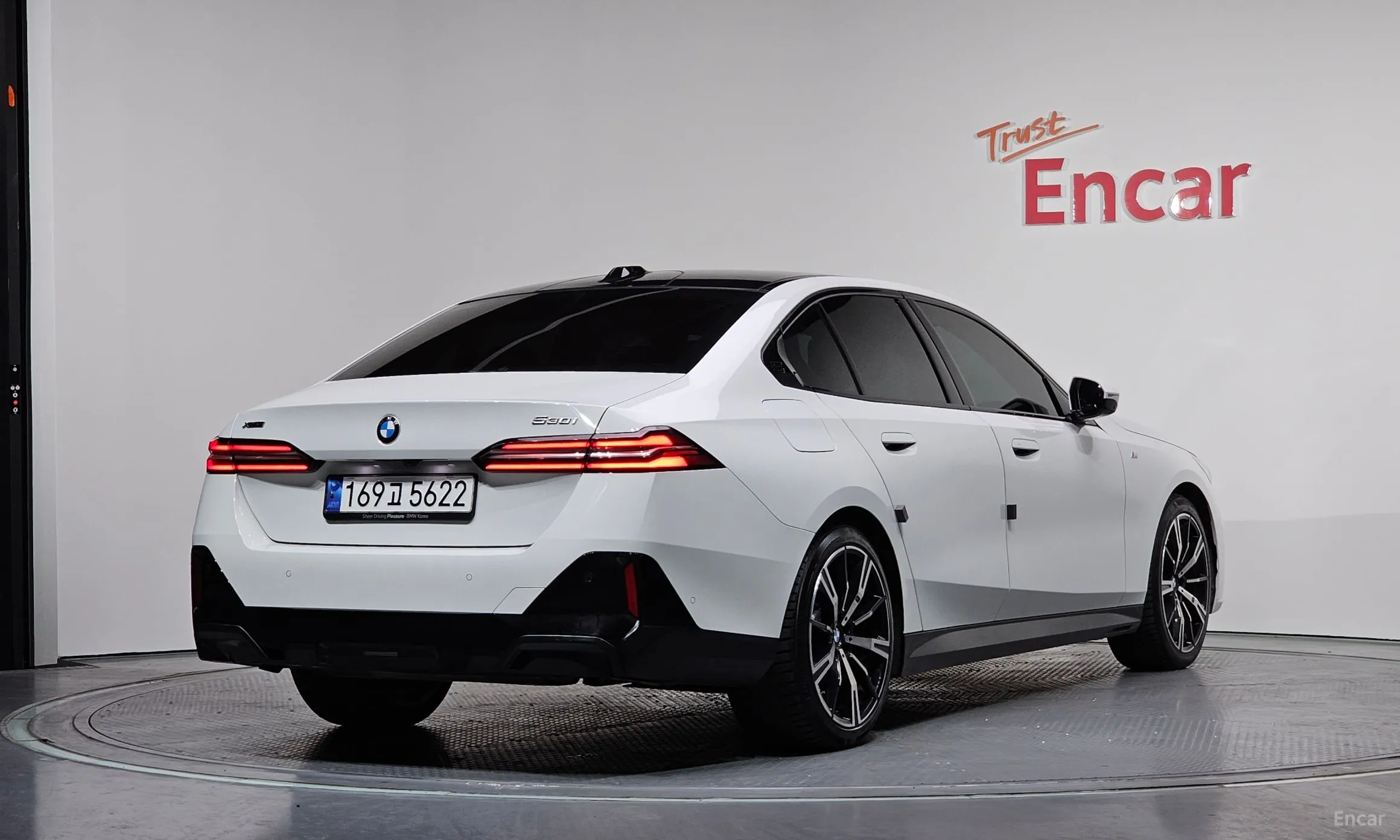 BMW 5 Series (G60) превью 2