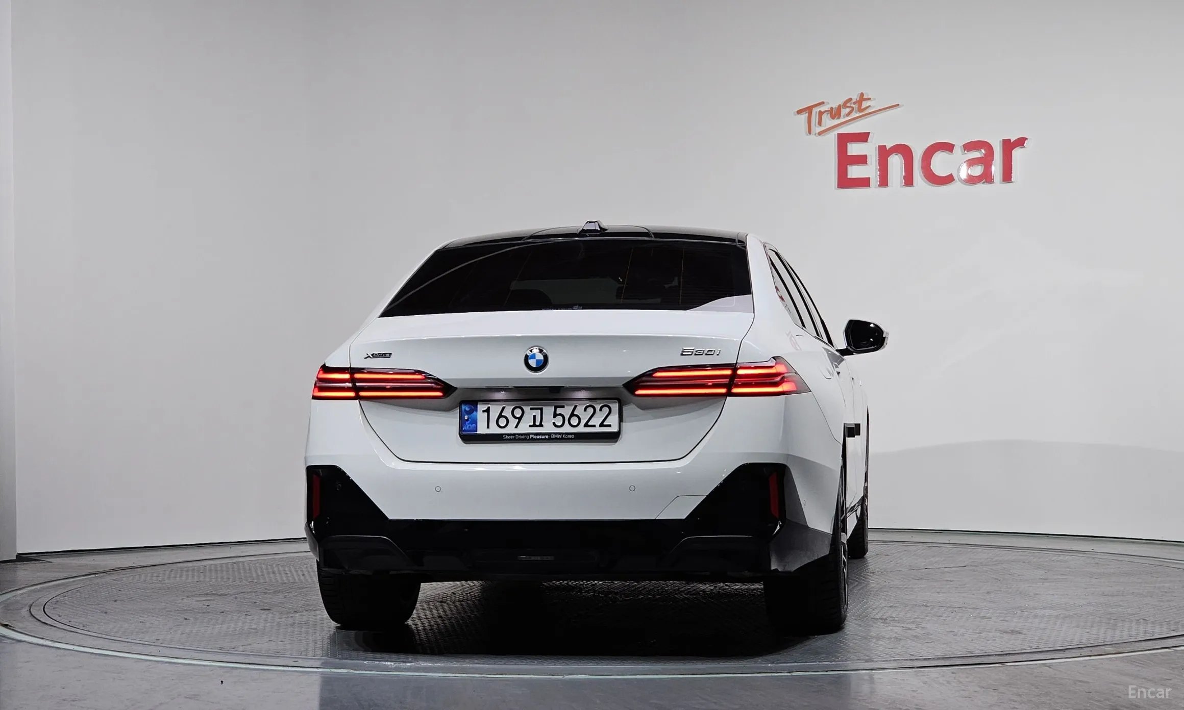 BMW 5 Series (G60) превью 4