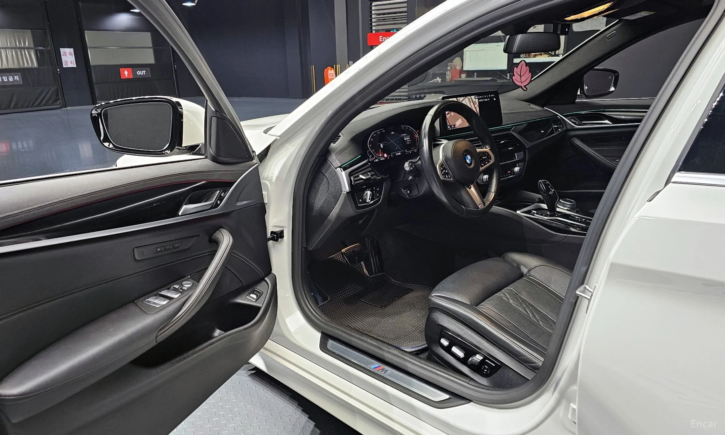 BMW 5 Series (G30) превью 11