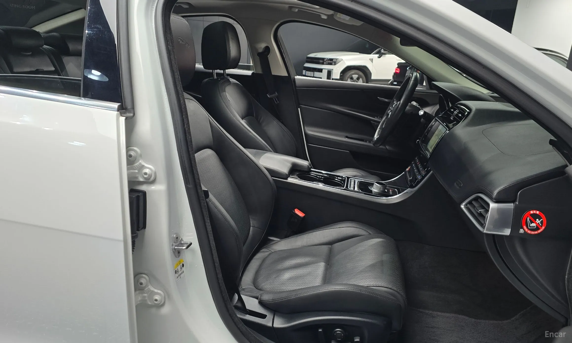 Jaguar XE превью 10