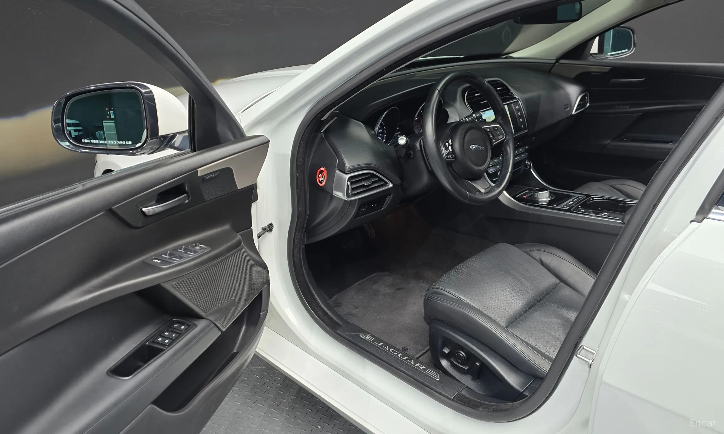 Jaguar XE превью 11