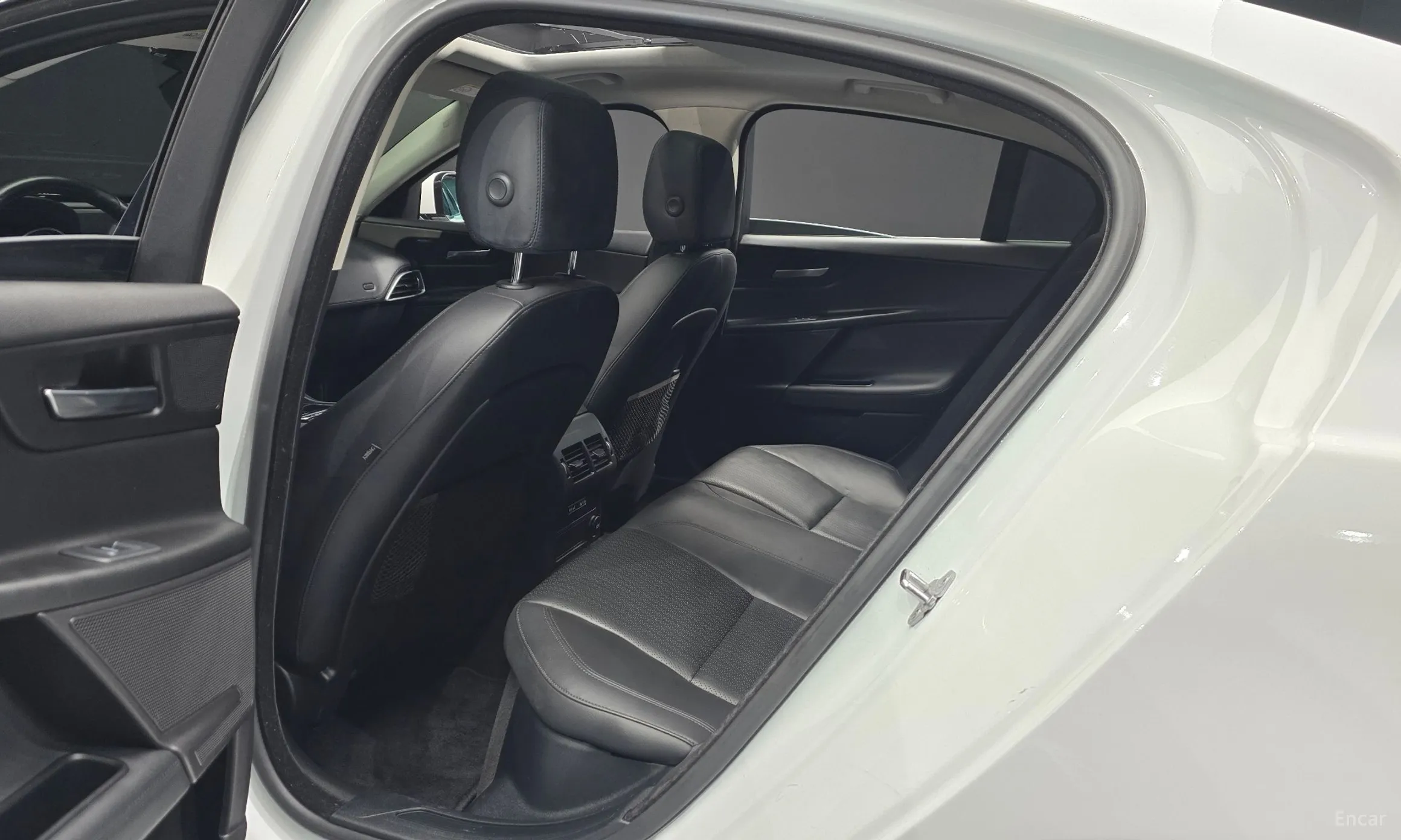 Jaguar XE превью 12