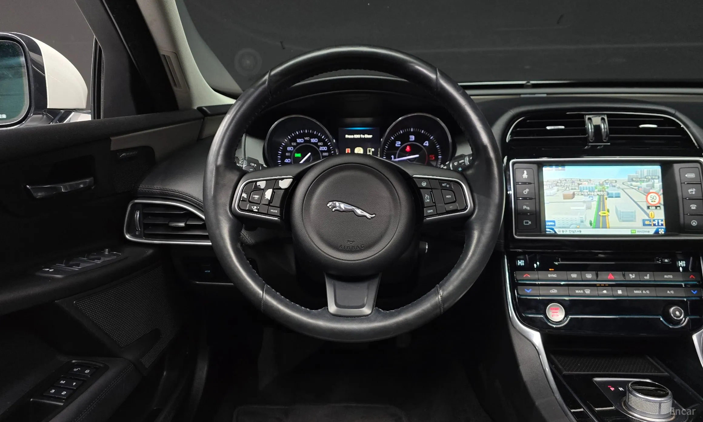 Jaguar XE превью 13