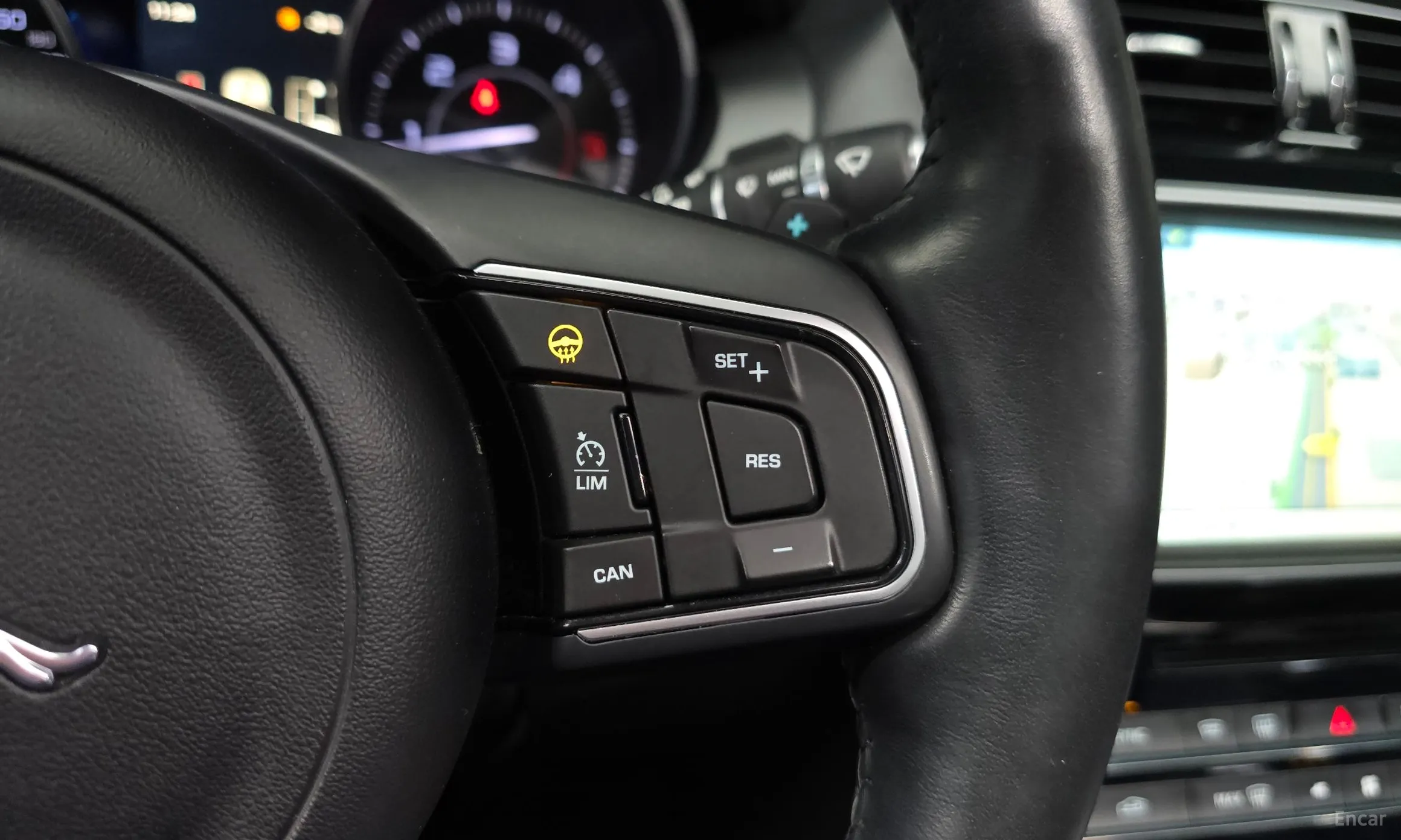 Jaguar XE превью 14
