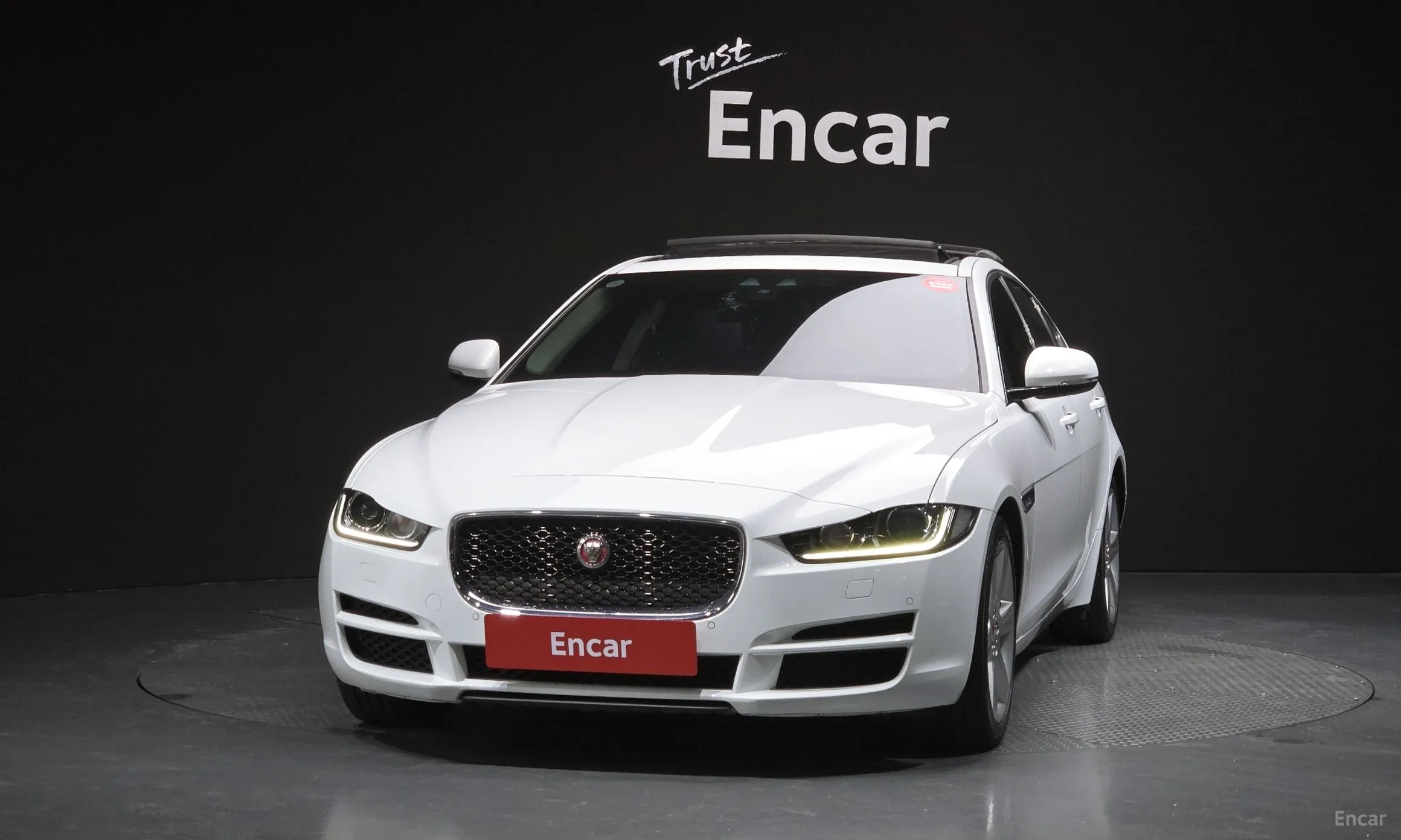 Jaguar XE превью 3