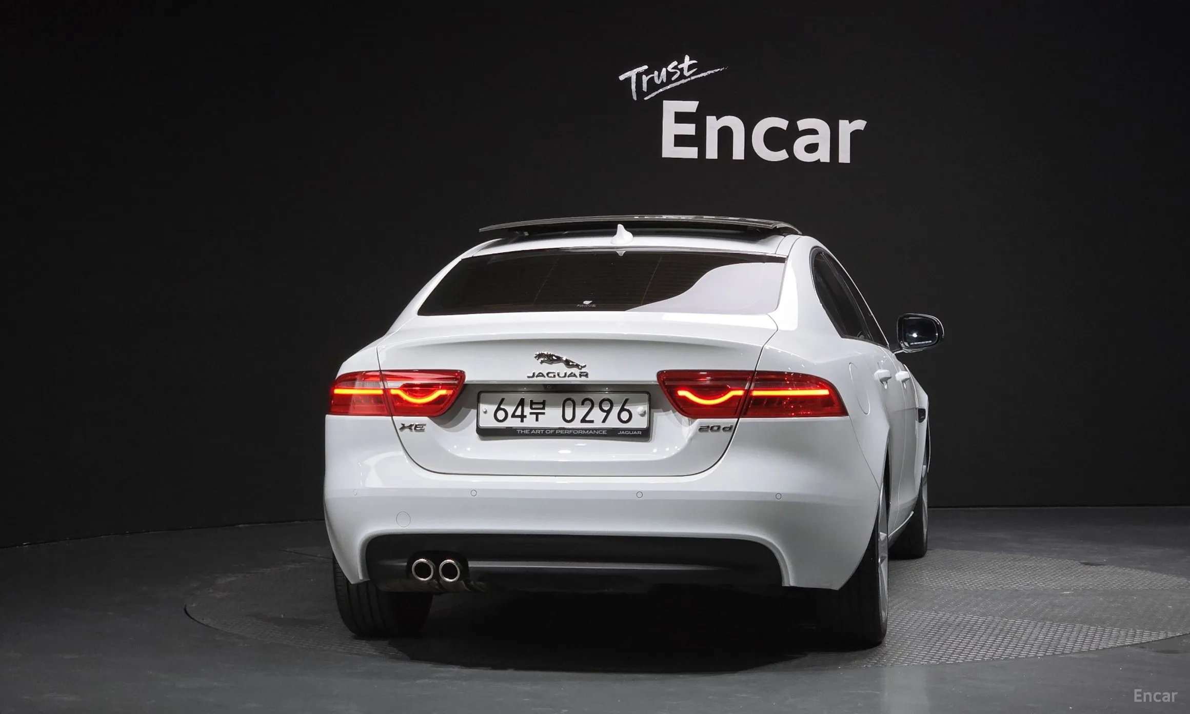 Jaguar XE превью 4