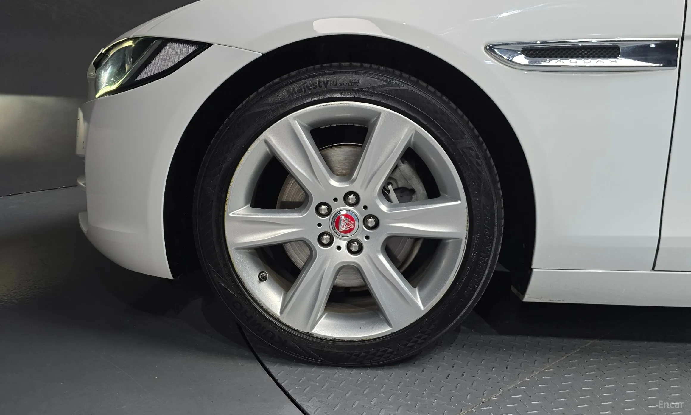 Jaguar XE превью 5